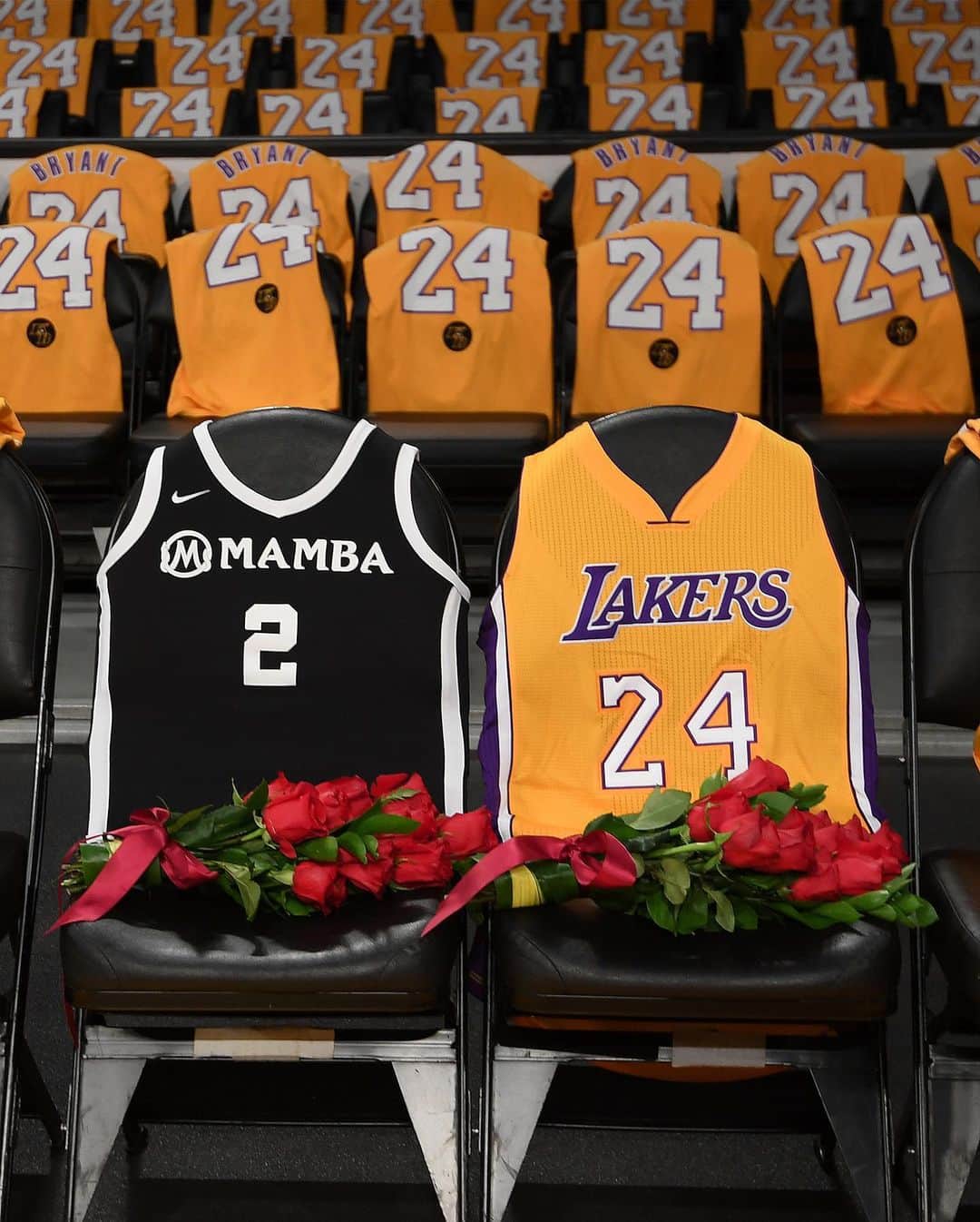 Just Jaredさんのインスタグラム写真 - (Just JaredInstagram)「The Staples Center was transformed to pay tribute to @kobebryant at the @lakers’ first game back since the iconic player’s death on Sunday.  #KobeBryant #Lakers Photos: Getty」2月1日 14時21分 - justjared
