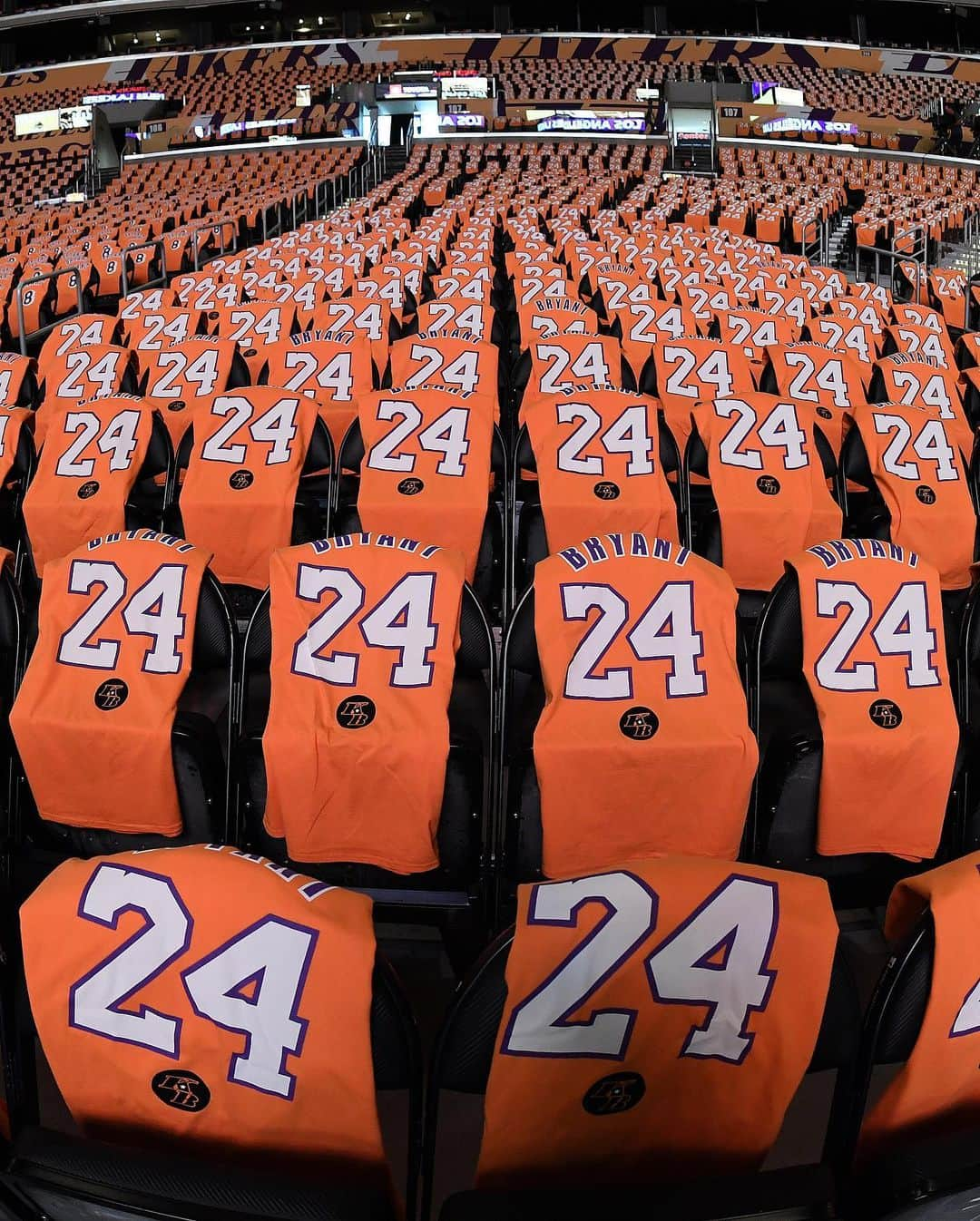 Just Jaredさんのインスタグラム写真 - (Just JaredInstagram)「The Staples Center was transformed to pay tribute to @kobebryant at the @lakers’ first game back since the iconic player’s death on Sunday.  #KobeBryant #Lakers Photos: Getty」2月1日 14時21分 - justjared