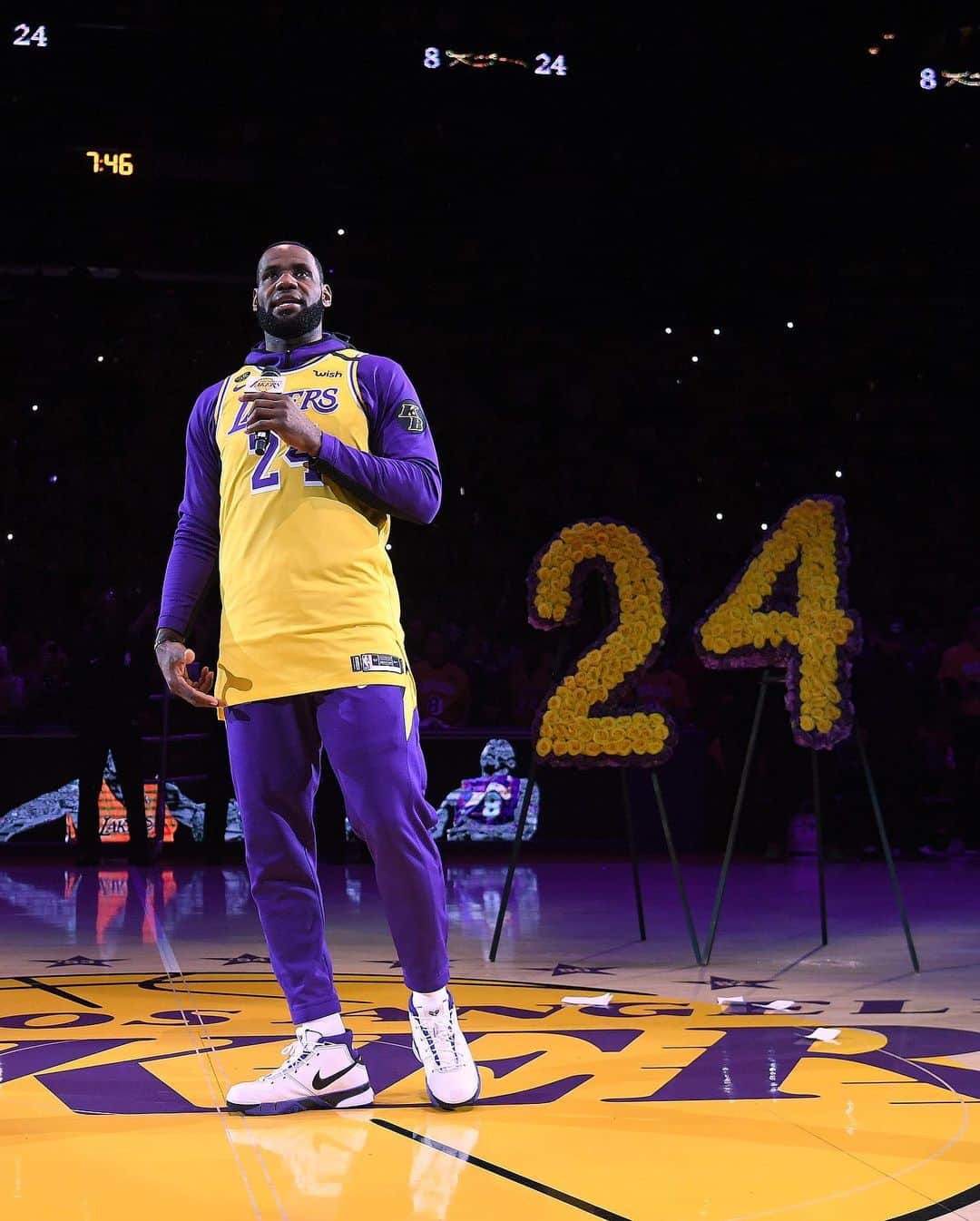 Just Jaredさんのインスタグラム写真 - (Just JaredInstagram)「The Staples Center was transformed to pay tribute to @kobebryant at the @lakers’ first game back since the iconic player’s death on Sunday.  #KobeBryant #Lakers Photos: Getty」2月1日 14時21分 - justjared