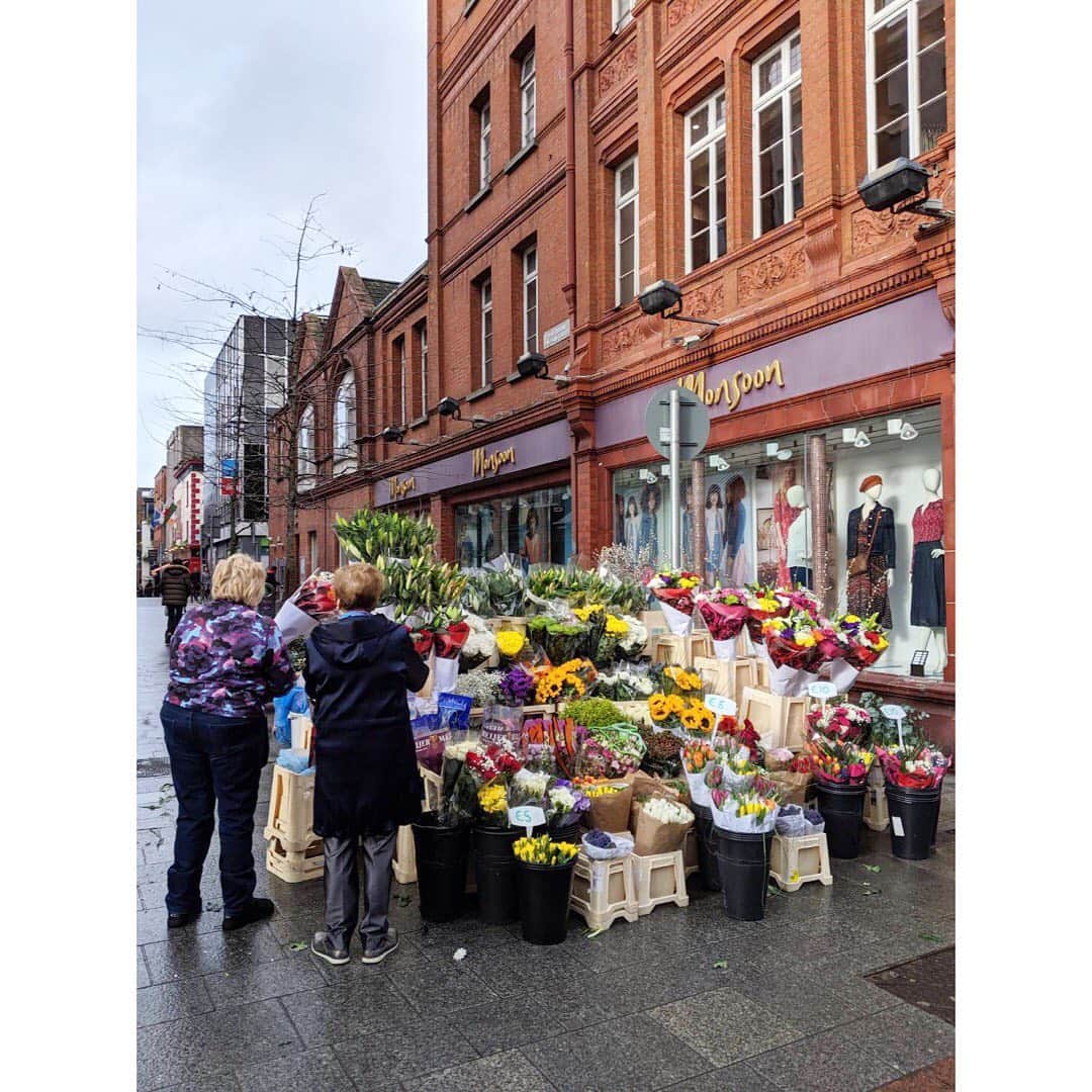 山崎紘菜さんのインスタグラム写真 - (山崎紘菜Instagram)「🌼🌷💐🏵✨💓🤤☺️ #Dublin #Ireland . いたるところにお花屋さんがあってとても素敵❤️」2月1日 14時22分 - hirona_yamazaki