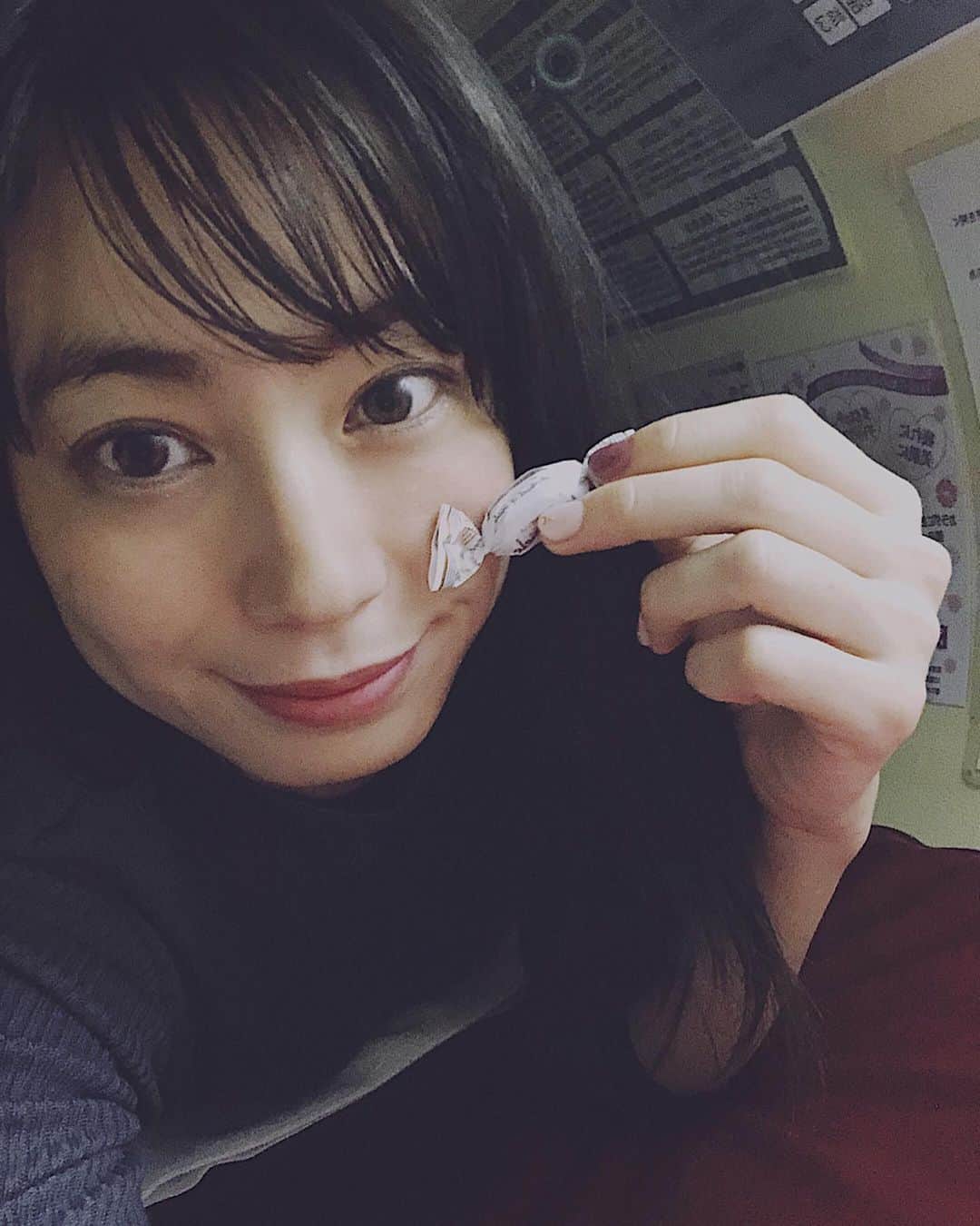 伊藤沙織のインスタグラム：「仕事始めから怒涛の1月があっという間に終わりました😂日々の疲れを癒す為に、昨日はフォレスト渋谷さんで酸素カプセル&よもぎ蒸しをしてリフレッシュ🍃 まずは、初の酸素カプセル！1枚目は酸素カプセル内なんだけど、秘密基地？宇宙船？みたいでちょっと楽しかった笑🚀酸素カプセルは、疲労回復・ダイエット効果だけでなく、二日酔い防止にもなるらしい🍻受付の優しくて美人なお姉さんに頂いた飴を舐めて、気圧の変化にも特に問題なく過ごせました🍬 そして、ずーーーっとやりたかったよもぎ蒸し！入る前に代謝を良くしてくれるドリンクも飲んでバッチリ👌7種類の中からハーブを選ぶ事が出来るので、自分の体調や目的に合わせて選ぶと良いかも🌿何年か前に韓国でやって以来だったけど、かなりの滝汗！💦💧普段汗がかけないのが悩みで新陳代謝悪いけれど、見事に汗だくでした。毛穴から汗という汗が、、、笑笑　蒸気で下半身中心に温める事により、血行が良くなって婦人科系の改善や美肌にも良いとされています👏お家に帰ったあとも、全身ぽかぽかだった〜🌞冷えは万病のもととされているので、少しでも改善できたらなと思います💁🏻‍♀️ あーースッキリ！✨✨2月もがんばろーっと❣️ .  #渋谷 #渋谷パルコ #フォレスト渋谷  #よもぎ蒸し #酸素カプセル #美肌 #ダイエット #リラックス #エナジー #アンチエイジング  #スイート」