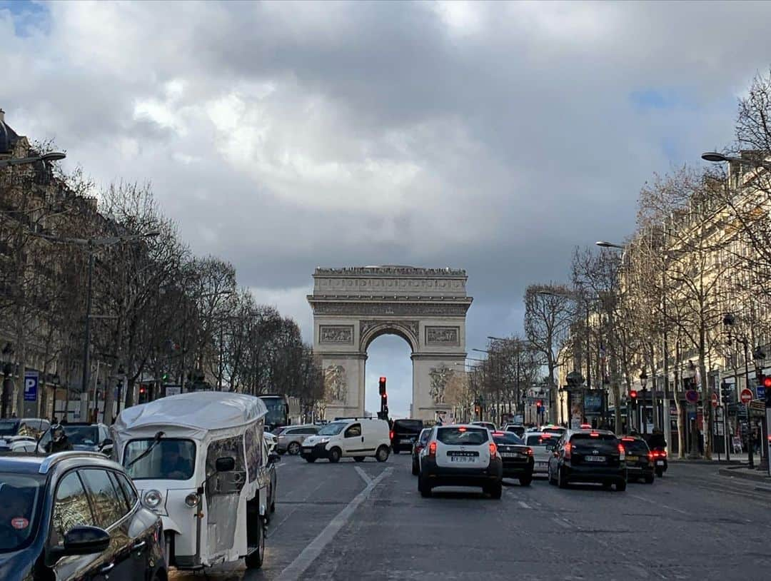 早川茉希さんのインスタグラム写真 - (早川茉希Instagram)「【6年ぶりのParis🇫🇷】 モロッコ→NYの帰路がパリ乗り継ぎだったので １泊することに🇫🇷 ・ セーヌ川やシャンゼリゼ通りを通ったら 6年前に親友達と来たのを思い出して 懐かしくなった〜🥺💕 ・ 前回行けなかった#オランジュリー美術館 は行こうと決め、 あとはパティスリーやお買い物に時間を割きました‼️ ・ オマケのような滞在のつもりが、 調べれば調べるほど行きたいお店が見つかって 結局目的の半分も果たせなかった😂 時間が無くて、カフェはひとつも行けず😭  不完全燃焼だったので、パリは近々また行きたい✈️🥺 ・  #paris #france #🇫🇷 #europetravel #orangerie #museum #パリ旅行 #フランス #オランジュリー #美術館 #念願の #睡蓮 #モネ #大作 #タビジョ #旅行好き #弾丸パリ #やっパリパリが好き #ソルド中だった」2月1日 14時29分 - maki_hayakawa