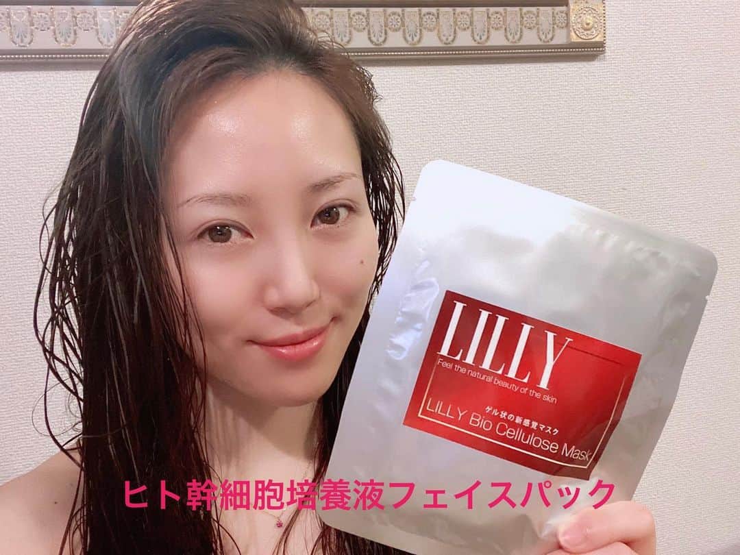 ありさ・あげまんクリエイターのインスタグラム：「✨オススメ幹細胞パック✨﻿ ﻿ 幹細胞化粧品が流行ってますが、色んなパックがある中これはめちゃくちゃ良かった😍﻿ ﻿ PRだけどPRじゃなくても人にオススメしたい！﻿ そんなパックです😍﻿ ﻿ 中に入ってるマスクが、通常のシートじゃなくてぷるんぷるんのバイオセルロースマスク❣️﻿ ﻿ バイオセルロースマスクは通気性に優れているのに、密着度・浸透度が高くて、肌に吸い付くように密着してくれるので、肌の隅々まで潤います☺️✨﻿ ﻿ ﻿ @lilly_cosme_official  #リリーコスメ #ヒト幹細胞培養液 #アンチエイジング #幹細胞 #PR」