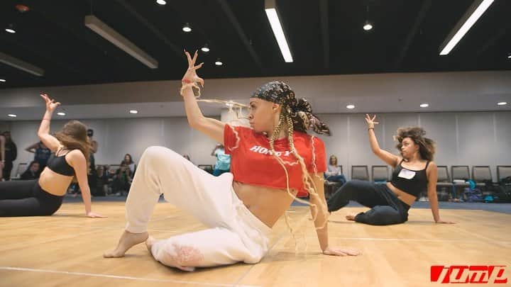 Nika Kljunのインスタグラム：「NEW! 🚨 Should I teach it at @mdcdance ??? . Yup, that’s how we felt last weekend with @jumpdance at Houston 😜 Senior class with the incredible @elliewagner13 @lolacoghill & my assistant @j_o_r_t_a_y 👊🏼 . Love me some core classes, #always ! ❤️ . 🎥 @directedbyjon 🎵 @mixmashrecords #selecta #smack . #nikakljunchoreography #jumpdance #flexiblegirls #cardiotraining #theybedancin #legsworkout #coreworkouts #jazzfunkdance #jazzfunkfusion #lovegoodtalent #talenteddancers #dancerpalooza #vivalanika」