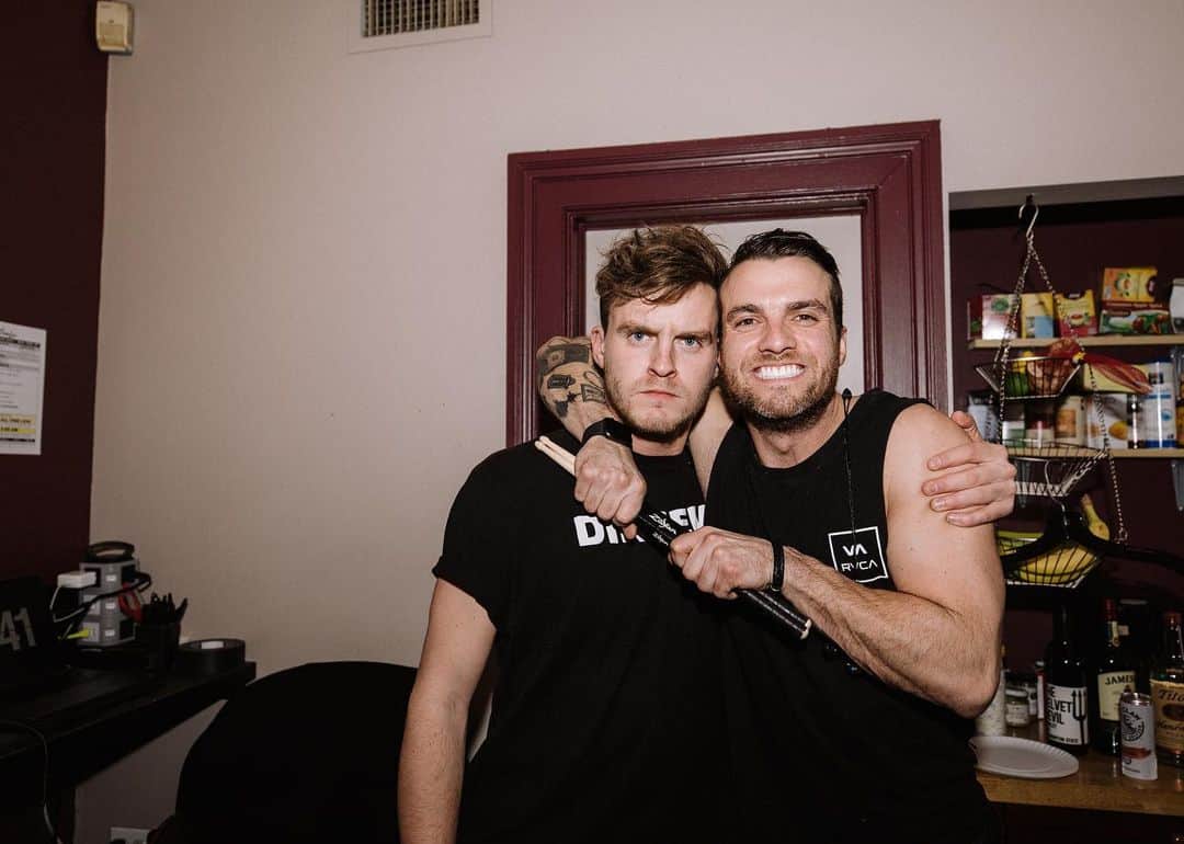リアン・ドーソンのインスタグラム：「so damn proud of this here boy. met him 3 years ago when he came to my studio to record a song, we hit it off, he moved to nashville, worked his ass off, and now is touring with us singing & playing guitar / keys. work ethic + great person + talent + cold brew addiction all 10/10. love you dood.」