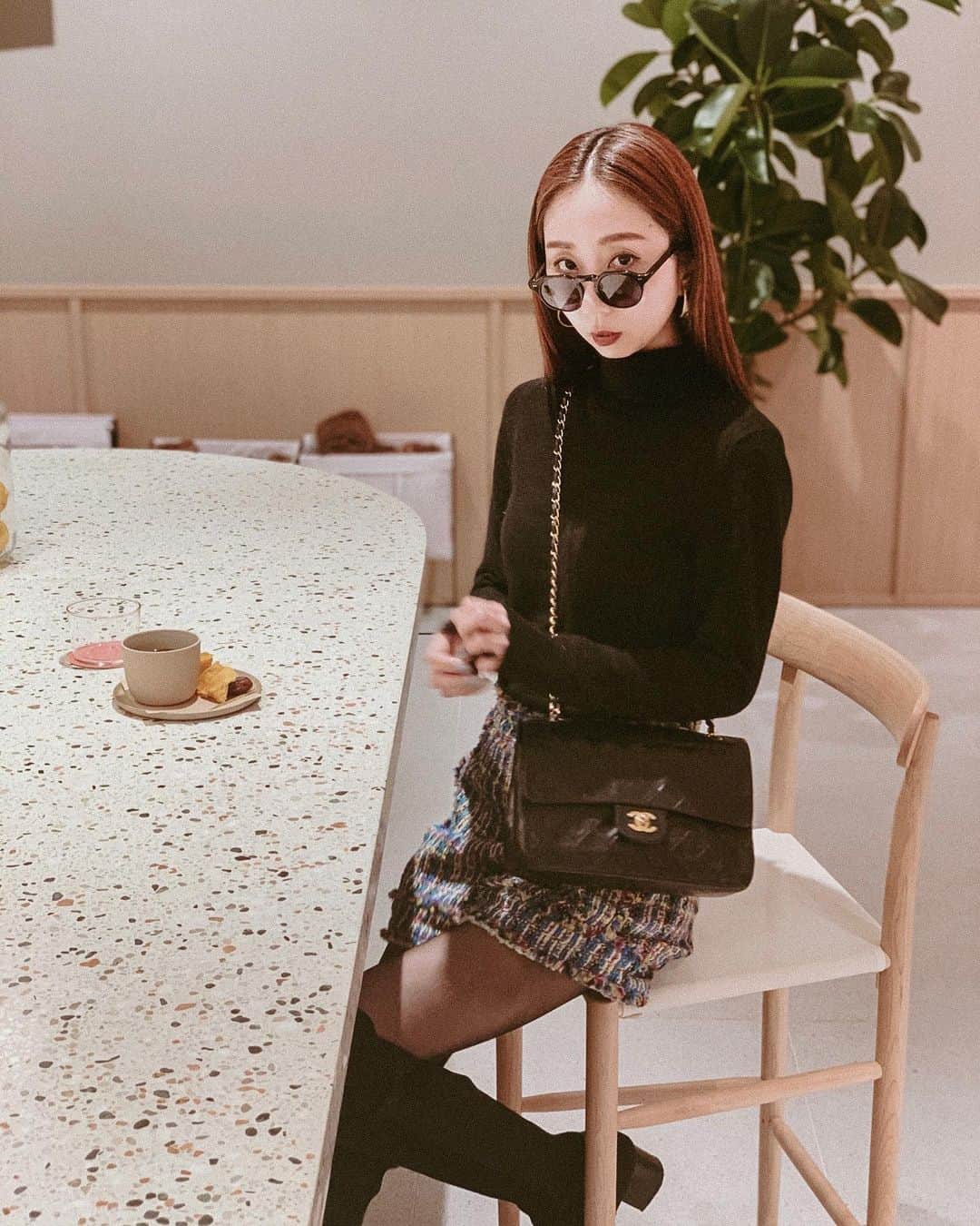 のインスタグラム：「久々に会えたお友達とおteaしたよ☕️💕﻿ ﻿ ﻿ ﻿ ﻿ ﻿ ﻿ ﻿ ﻿ #outfit﻿ - knit #uniqlo﻿ - bottoms #muveil﻿ - boots #zara﻿ - bag #chanel ﻿ - eyewear #ohmyglassestokyo ﻿ ﻿ ﻿ ﻿ #haveagoodweekend 😘😘﻿ ﻿ ﻿ ﻿ ﻿ ﻿ ﻿ ﻿ ﻿ #winterfashion #maripo_fashion #knitstyle #kneehighboots #ginzacafe #今日のコーデ #冬ファッション #大人カジュアル #ツイード #ショートパンツ #タートルネック #ニーハイブーツ﻿」
