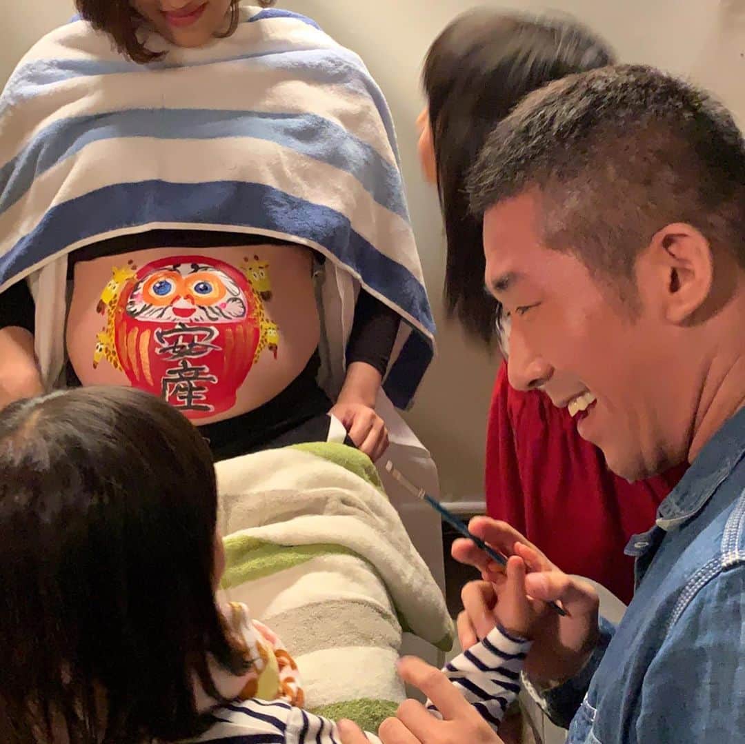 田村裕さんのインスタグラム写真 - (田村裕Instagram)「ご報告。  この度有り難い事に3人目の命を授かることが出来ました。  お腹の中に赤ちゃんがいる時のイベントがあまり無いなぁと思っていたら、後輩の「ボンざわーるど」が面白い試みをしていたのでぜひやらせて欲しいとお願いして、奥さんの可愛いお腹にだるまを描いてもらい安産祈願をさせて頂きました。  上の2人の娘達もキャッキャッ言いながら待ち時間も全く苦にならずに協力してくれて、とても良い思い出が出来ました。 実はやる前はあまり乗り気じゃなかった奥さんもやってみたら思っていたより負担などは無く楽しかったみたいであれからずっと機嫌が良いですw  ボンちゃん、良い企画を考えてくれてありがとう。しかも安産祈願のだるまの周りにはキリンが🦒  最後に旦那（僕）や家族が目を書き入れるイベントがあるのですが、元気に生まれてきて欲しい気持ち、奥さんの日々の大変さ、命を育むいう神秘、そして子供達が意図をわかって上手に目を入れることが出来た成長、色んなものが相まりまくりまくりまして、思わず泣いてしまいました。  ともかく素敵な思い出をありがとう。  あとは母子とも元気で生まれてくれるその日まで、そして生まれたあと、奥様のサポートと自分の仕事を頑張るのみです。自分自身が不満やストレスを溜めないようにすることが家族の幸せにも繋がると信じてこれからも頑張って行きますので温かく見守って頂けますと幸いです。  麒麟田村裕  #ボンざわーるど #だまマタニティ #マタニティペイント #マタニティイベント #ロスで既に凄い高評価で流行りかけているらしい #麒麟田村  https://instagram.com/darumaternity?igshid=1hg36d2tcf52i」2月1日 23時55分 - hiroshi9393