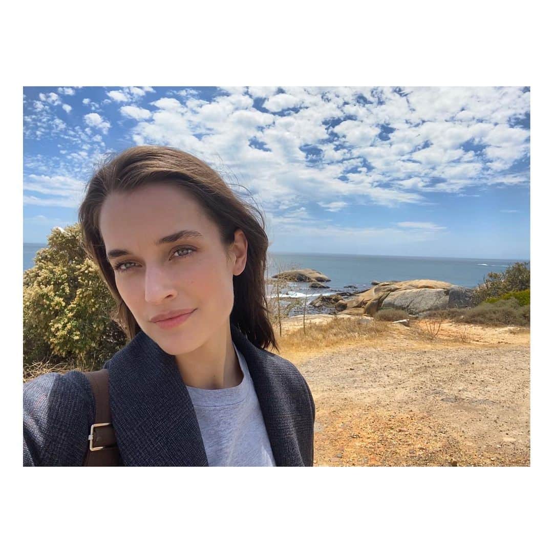 ケイト・ハリソンのインスタグラム：「Hello Capetown 🦒 @boden_clothing」