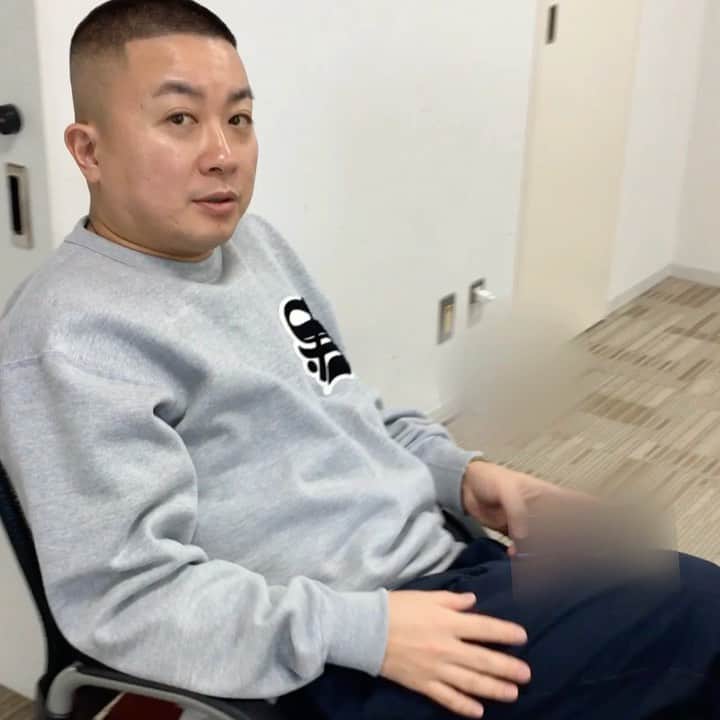 日本テレビ「ウチのガヤがすみません！」のインスタグラム：「新年収録１発目✨#ガヤ芸人 に『#ウチガヤ での抱負』をインタビューしていきます🎤 1人目は自称“ガヤのエース” #チョコプラ松尾 さん🙌🙌 . 【動画❶】 松尾さん、とにかく考える…🤔⏳🤔 . 【動画❷】 “ガヤのエース”として、思い切ってスタッフに ㊙️ガヤ芸人のホンネ㊙️をぶつけます…👽😈💀💣 . #ウチのガヤがすみません #ガヤ芸人オフショット #芸人 #チョコレートプラネット  #ガヤ芸人の抱負2020」