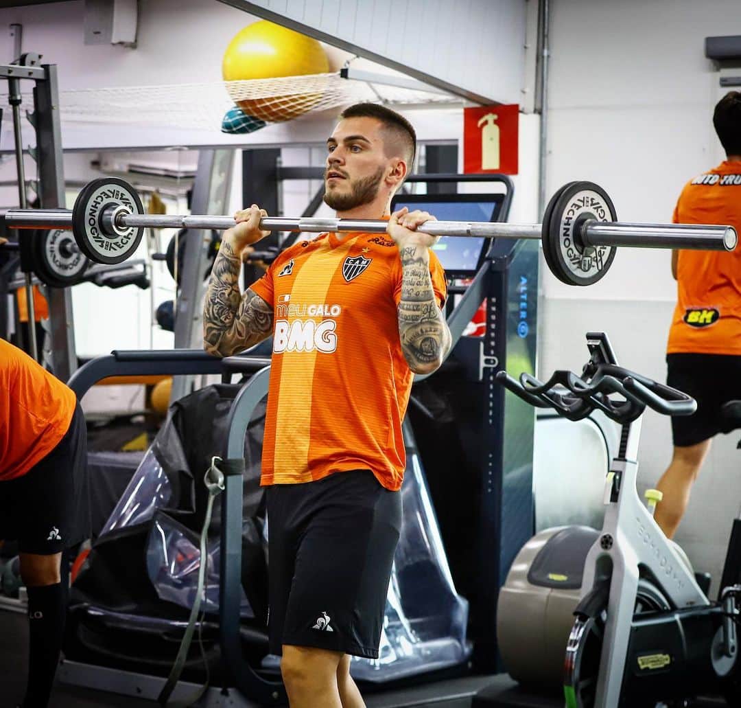 ナタンのインスタグラム：「Mantenha o foco no objetivo, centralize a força para lutar e utilize a fé para vencer 💪🏻🐔」