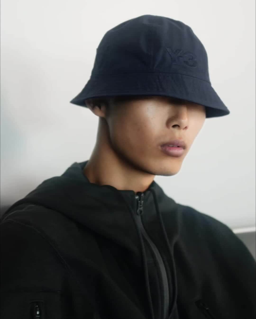 ワイスリーのインスタグラム：「Y-3 Travel Nylon Parka and Reversible Bucket Hat. Y-3 Spring/Summer 2020. --- #adidas #Y3 #YohjiYamamoto Discover the collection at adidas.com/y-3」