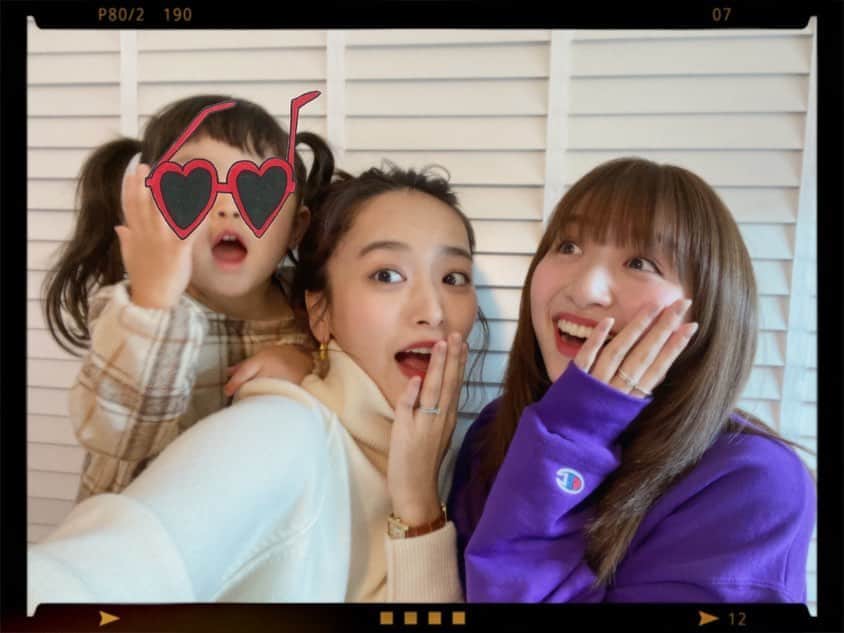 近藤千尋のインスタグラム：「あんなに小さかった娘が 最近は私達の会話に普通に入ってくる。笑🤣❤️ 女の子って生意気で 大人びてるけど…可愛い😍😍 いつもありがと鹿さん🦌  #まったり土曜日 #私の親友は娘の親友でもある #2歳と30歳2人」