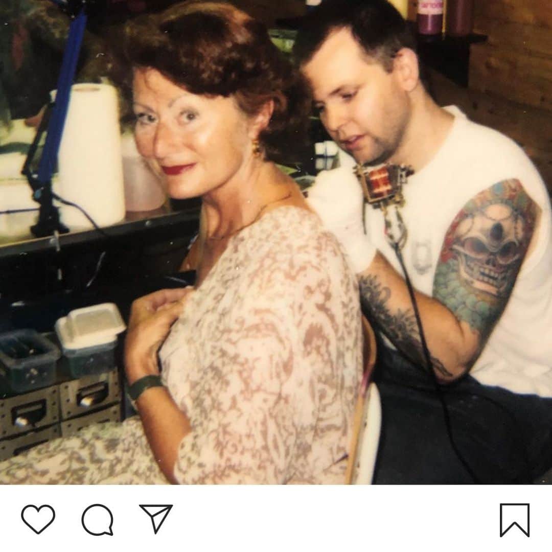 アムステルダム・タトゥー・ミュージアムのインスタグラム：「Young misses beers geting a smal tattoo from youg mister charlie robberts in my old shop in the amsterdam red light destrict@wordfamousspotlight@misterbobroberts@annemaie beers@schiffmacher and veldhoen@」