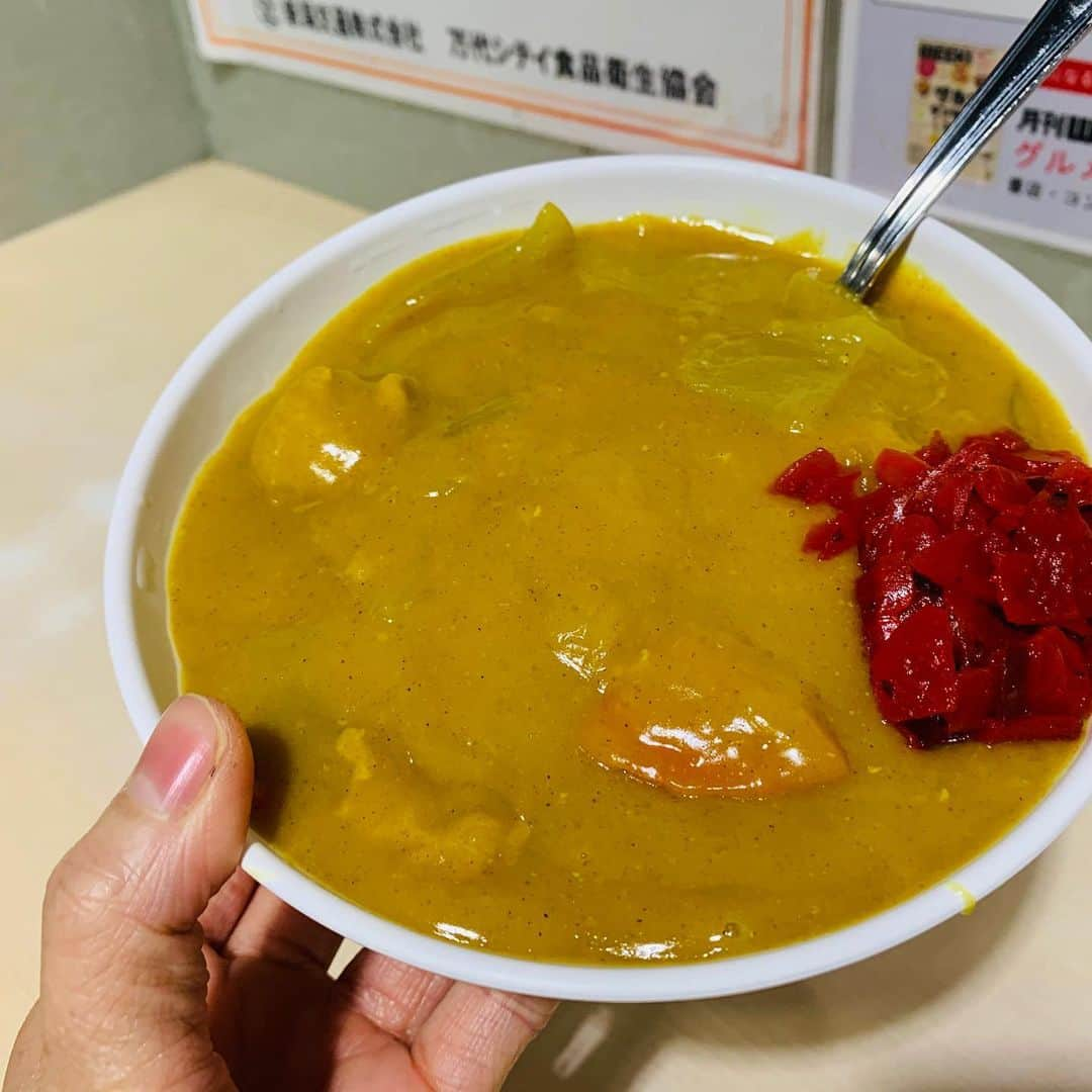 一条もんこさんのインスタグラム写真 - (一条もんこInstagram)「新潟。  今日からホテルイタリア軒のカレーフェアが始まります。 本日ら1日店長でチャイを作り、お客様にふるまいました。  その前にバスセンターでカレーを注入。微妙に朝と夕方ではスパイス感が違ってそれがまたいいです。 #カレー#curry#バスセンターカレー#万代そば#カレーライス#日式カレー#新潟#万代シティ#青春の味#カレー注入#一条もんこ」2月2日 0時11分 - monko1215