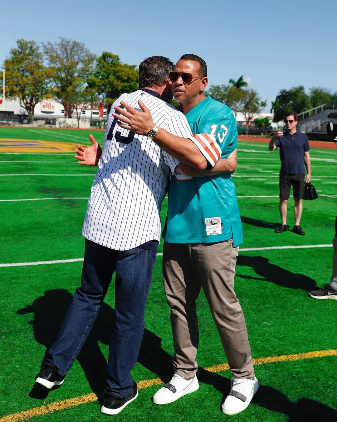 アレックス・ロドリゲスさんのインスタグラム写真 - (アレックス・ロドリゲスInstagram)「Yesterday I fulfilled a childhood dream of playing catch with one of my heroes - Dan the Man. I was one of millions of kids that grew up worshiping Dan Marino -- I was a borderline stalker and never missed a Dolphins game in 15 years. 🏈 . No one has done more in this community than his foundation. . Check us out this Sunday on the NFL on FOX Super Bowl Pregame Show.」2月2日 0時16分 - arod