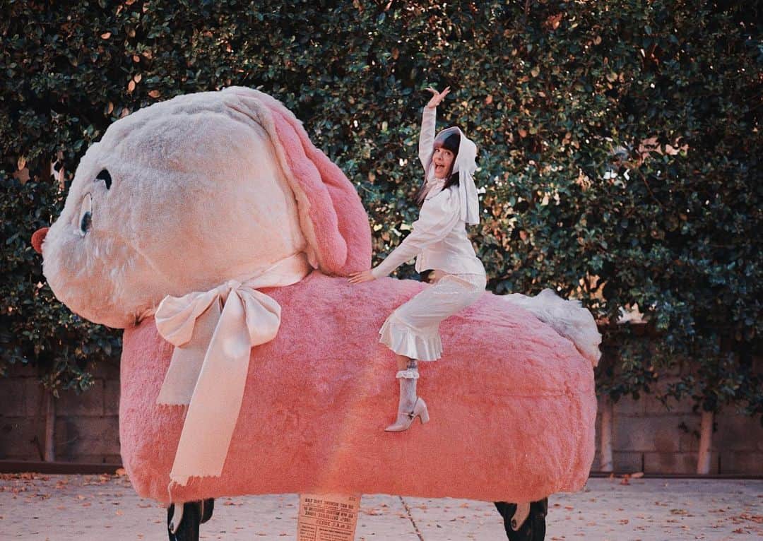 メラニー・マルティネスのインスタグラム：「💕Got a new whip!💕」