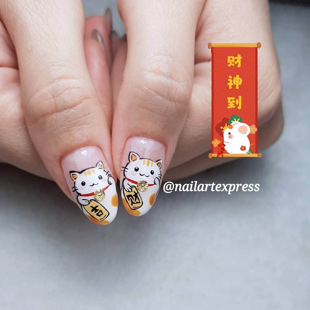 Yingさんのインスタグラム写真 - (YingInstagram)「Fortune kitty modified from a random Google search of cute fortune kitty cartoons. Koi design tweaked to include their barbels (looks like ahpek whiskers) 😂 Details done with PREGEL Art Liner gels.  All products available for purchase at @nailwonderlandsg.  I am currently only able to take bookings from my existing pool of customers. If I have slots available for new customers, I will post them on my IG stories. Thank you to everyone who likes my work 🙏 if you need your nails done, please consider booking other artists at @thenailartelier instead ❤  #ネイルデザイン  #ネイルアート #ネイル #ジェルネイル #nailart #네일아트 #pregel #プリジェル #cnynails  All my designs are original nail designs unless otherwise stated.」2月2日 0時23分 - nailartexpress