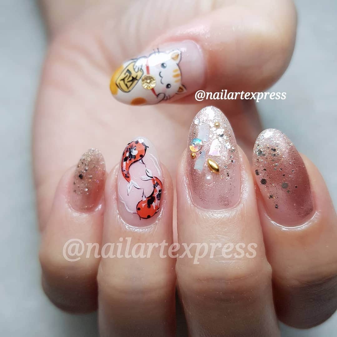 Yingさんのインスタグラム写真 - (YingInstagram)「Fortune kitty modified from a random Google search of cute fortune kitty cartoons. Koi design tweaked to include their barbels (looks like ahpek whiskers) 😂 Details done with PREGEL Art Liner gels.  All products available for purchase at @nailwonderlandsg.  I am currently only able to take bookings from my existing pool of customers. If I have slots available for new customers, I will post them on my IG stories. Thank you to everyone who likes my work 🙏 if you need your nails done, please consider booking other artists at @thenailartelier instead ❤  #ネイルデザイン  #ネイルアート #ネイル #ジェルネイル #nailart #네일아트 #pregel #プリジェル #cnynails  All my designs are original nail designs unless otherwise stated.」2月2日 0時23分 - nailartexpress