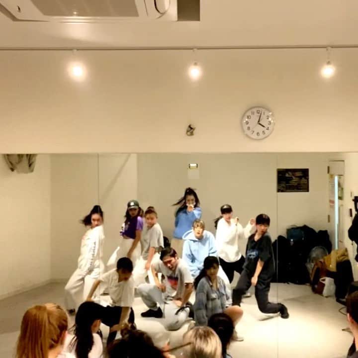 Asuka Fujimoriのインスタグラム：「🦋🍓ラブベリ×AG れんしゅう会❤️🦋 💖💖💖@beyonce 💖💖💖 みんなで振りと構成つくるれんしゅう！ 笑った踊った〜またやろうね〜😘 #冷静に朝4時からこの振りフルアウト辛い #間違えたら撮り直しが絶対に嫌なコタくんのカマ圧 #だけどみんなにちょっかい出しちゃうコタくん」