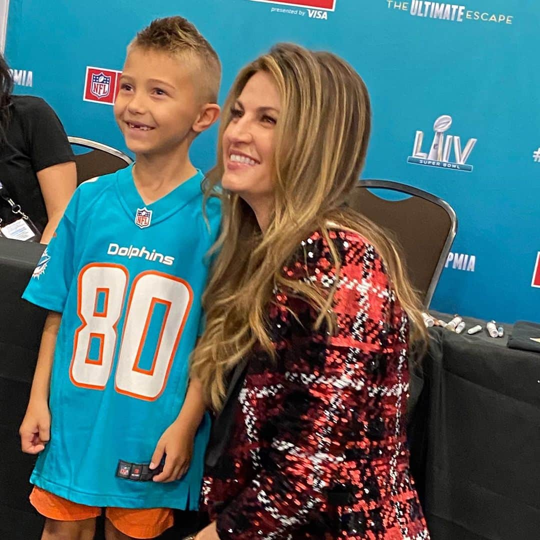 エリン・アンドリューズさんのインスタグラム写真 - (エリン・アンドリューズInstagram)「Had a blast meeting fans and showing off the new @wearbyea @49ers and @chiefs gear at the NFL Shop Super Bowl Experience‼️🏈 Tap the link in my bio to shop WEAR now #EveryWEAR #AnyWEAR #SBLIV」2月2日 0時24分 - erinandrews