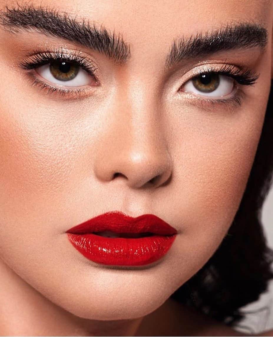 Revlonさんのインスタグラム写真 - (RevlonInstagram)「Red, juicy, plump… We’re eating up a bold cherry-red lip on #NationalCherryDay 🍒 (and pretty much any other day, if we’re being honest)  FYI @shetoograceful is wearing #UltraHD #Vinyl Lip Polish in Cherry On Top 💋 . Makeup by @artistrybystephen_ . #lipcolor #redlips #lipgloss」2月2日 0時44分 - revlon