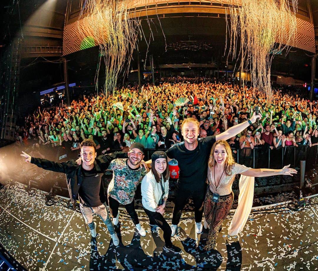 Armin Van Buurenさんのインスタグラム写真 - (Armin Van BuurenInstagram)「Thank you Dallas...and wow what a pleasure to perform for you with these talented artists on my side...😘 #arminxbalance」2月2日 0時38分 - arminvanbuuren