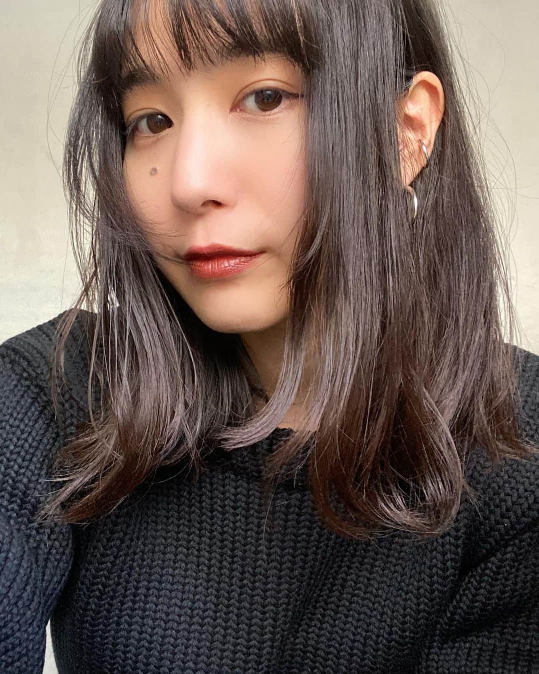 KARENさんのインスタグラム写真 - (KARENInstagram)「髪色も髪型もキメすぎず、さりげなくポイントをつけるのが好きです。今は顔まわりにさりげな~くポイントレイヤー💇‍♀️」2月2日 0時41分 - karen_kuromatsu