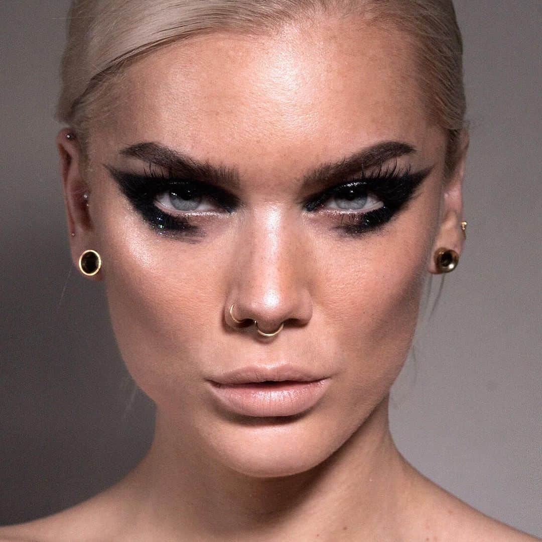 Linda Hallbergさんのインスタグラム写真 - (Linda HallbergInstagram)「I don’t know if I love or hate this look... yesterday I didn’t like it at all.. but today I feel like it is kinda cool 😎  Product list: Base @nyxcosmeticsnordics Bare With Me Tinted skin Veil @lindahallbergcosmetics Infinity Palette –Maffei, Cigar @lindahallbergcosmetics Infinity Filter Light @lindahallbergcosmetics Infinity Glass  Eyes @lindahallbergcosmetics Black Core Crayon @houseoflashes Ethereal lite @litcosmetics Seeing Stars size #3  Lips @nyxcosmeticsnordics Bare With Me Tinted skin Veil」2月2日 1時02分 - lindahallberg
