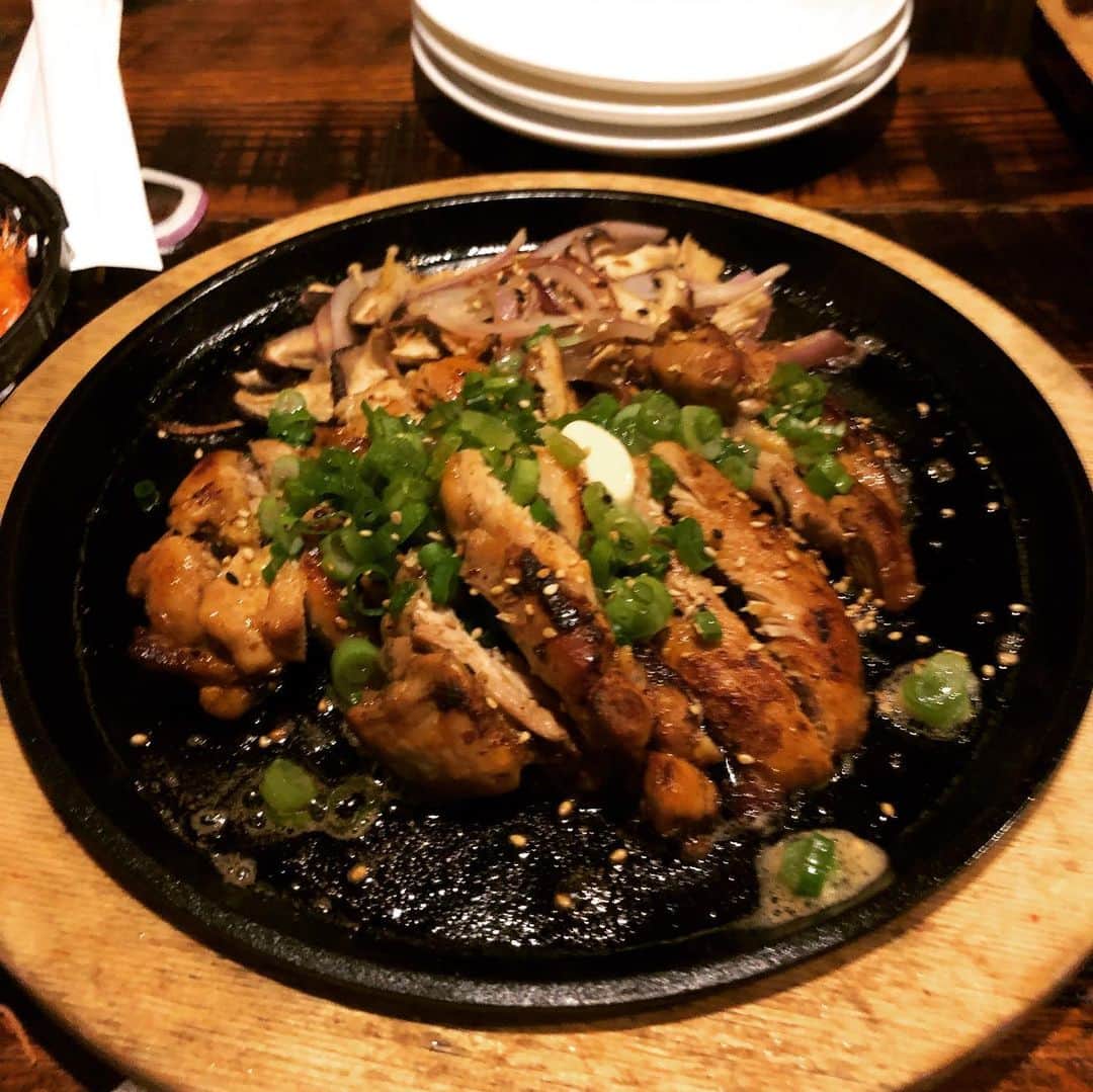 永田裕志さんのインスタグラム写真 - (永田裕志Instagram)「「永田焼き」復活‼️ 22年くらい前、WCW遠征中に試合からアトランタに帰ってきて晩飯を食べに寄った居酒屋で店のメニューにない鶏肉に塩胡椒をかけてニンニクと一緒に焼いたチキンソテーを板前さんにお願いしてよく作ってもらい食べてました。 私がアメリカ遠征から凱旋帰国した後、その居酒屋が閉店して橋口Jr.という日本レストランに「永田焼き」として引き継がれたものの、その橋口Jr.も閉店してしまいました。 昨夜食べに行った日本レストランギンヤにて突然目の前に「永田焼き」が出てきてビックリ‼️ かつて居酒屋、橋口Jr.で働いていた原田さん(写真左から2人目の眼鏡をかけて帽子をかぶっているおじさん)がギンヤに就職していて突然あの「永田焼き」を持って私の前に現れました。 このサプライズにはとにかく滅茶苦茶に嬉しくて激烈的大感激でした。 原田さん、本当にありがとうございました😊！ #永田焼き　#永田裕志 #アトランタ」2月2日 1時00分 - yuji_nagata