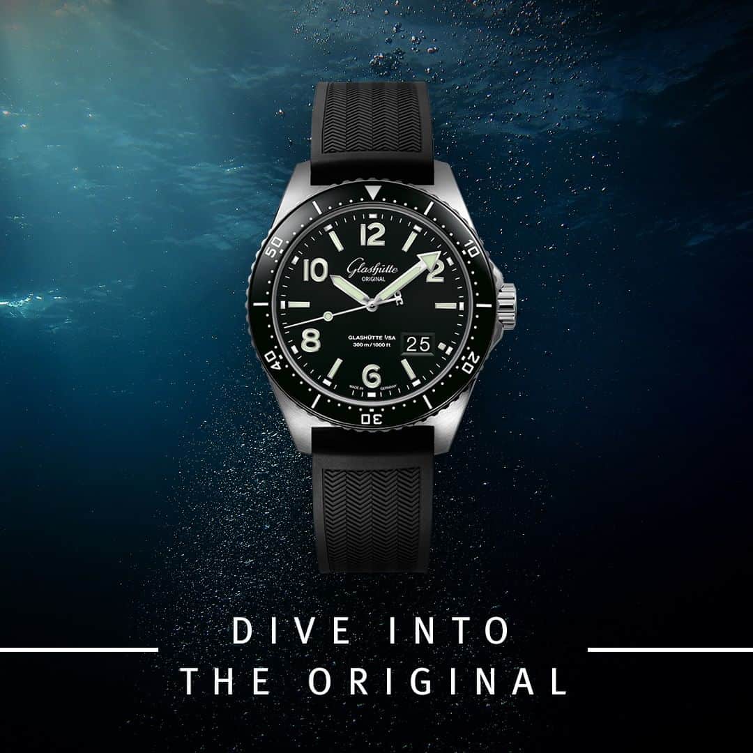 のインスタグラム：「Dive into the Original: the SeaQ Panorama Date looks stunning up close — and yet, you can take it as far and as deep into the world, as you dare. Powered by the Manufactory Calibre 36-13, revealed through the sapphire crystal caseback, the exquisitely finished automatic movement offers a skeletonized rotor with 21-ct gold oscillation weight and 100 hours of power reserve.⁠ ⁠ #GlashütteOriginal #GlashuetteOriginal #SeaQ #PanoramaDate #Spezialist #vintageinspired #divewatch #diverswatch #sportswatch #madeingermany #watchesofinstagram #wotd⁠」