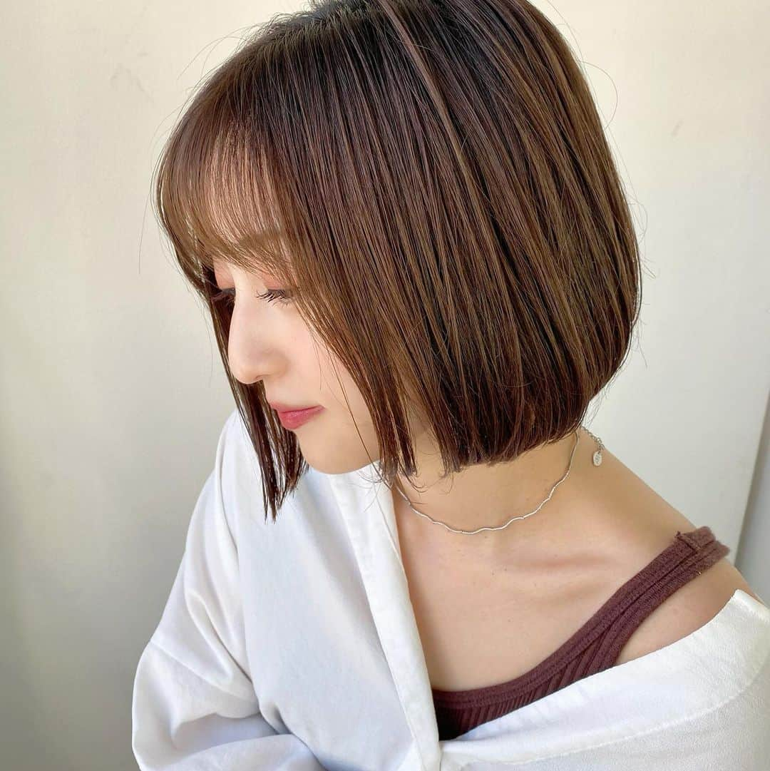 石井陽菜さんのインスタグラム写真 - (石井陽菜Instagram)「﻿ ﻿ ﻿ ﻿ ﻿ ﻿ 髪の毛から色気を出したい2020年﻿ ﻿ (なんだそれ)﻿ ﻿ ﻿ ﻿ 最近のシャンプーはこちら﻿ ﻿ とにかく匂いがいいです〜﻿ ﻿ ﻿ そして贅沢オイル配合でさらさらになります💇‍♀️﻿ ﻿ ﻿ ﻿ 香水とかじゃなくて、﻿ 髪の毛がふわっていい匂いするのいいよねぇ﻿ ﻿ ﻿ ﻿ ﻿ ﻿ ﻿ ﻿ ﻿ #ミューラグジャスシャンプー #ミューラグジャス #mieuxluxgeous #フレグランスシャンプー #トリートメント #sisroom #ノンシリコン #pr #コラボベース﻿#ボブヘアー#ボブスタイル#横顔」2月2日 1時01分 - ishii__haruna