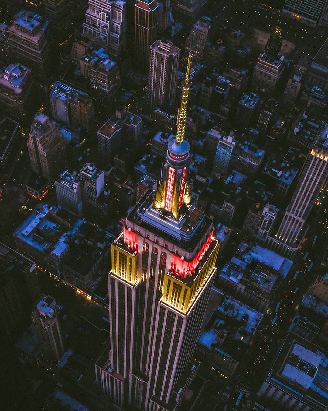 Empire State Buildingさんのインスタグラム写真 - (Empire State BuildingInstagram)「Are you ready, Instagram?? ⠀⠀⠀⠀⠀⠀⠀⠀⠀ The team YOU voted as most likely to win tomorrow’s Big Game, across all our channels, is… ⠀⠀⠀⠀⠀⠀⠀⠀⠀ The @49ers! We’ll be shining in their colors tonight to celebrate. ⠀⠀⠀⠀⠀⠀⠀⠀⠀ Tomorrow we’ll be turning our tower into a live, virtual scoreboard for the game. Don’t miss it! 🏈 #EmpireStateBuilding」2月2日 1時11分 - empirestatebldg