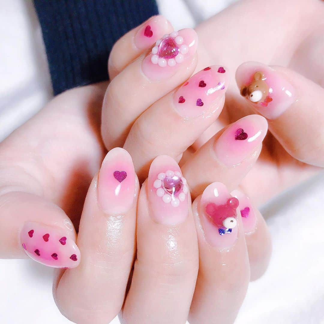 R!Nのインスタグラム：「Newネイル💅 バレンタインが近いので甘めにしました。 チークネイル、ちえこさんのネイル投稿で見かけて一目惚れだったので同じようにオーダーしました！！！ #Aldious #ネイル #nail #valentine」