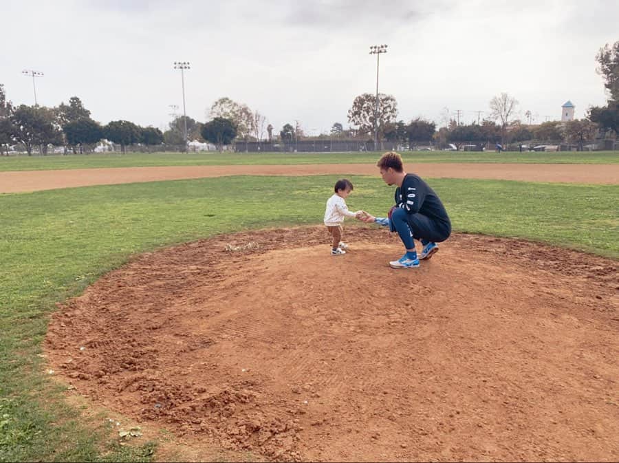 前田健太さんのインスタグラム写真 - (前田健太Instagram)「⚾️ 息子人生初マウンド。 もしかしたら左投げの可能性も。。 #息子 #初マウンド #頑張って #ボール投げてました」2月1日 16時21分 - 18_maeken