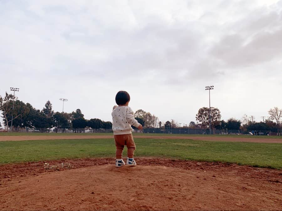 前田健太さんのインスタグラム写真 - (前田健太Instagram)「⚾️ 息子人生初マウンド。 もしかしたら左投げの可能性も。。 #息子 #初マウンド #頑張って #ボール投げてました」2月1日 16時21分 - 18_maeken