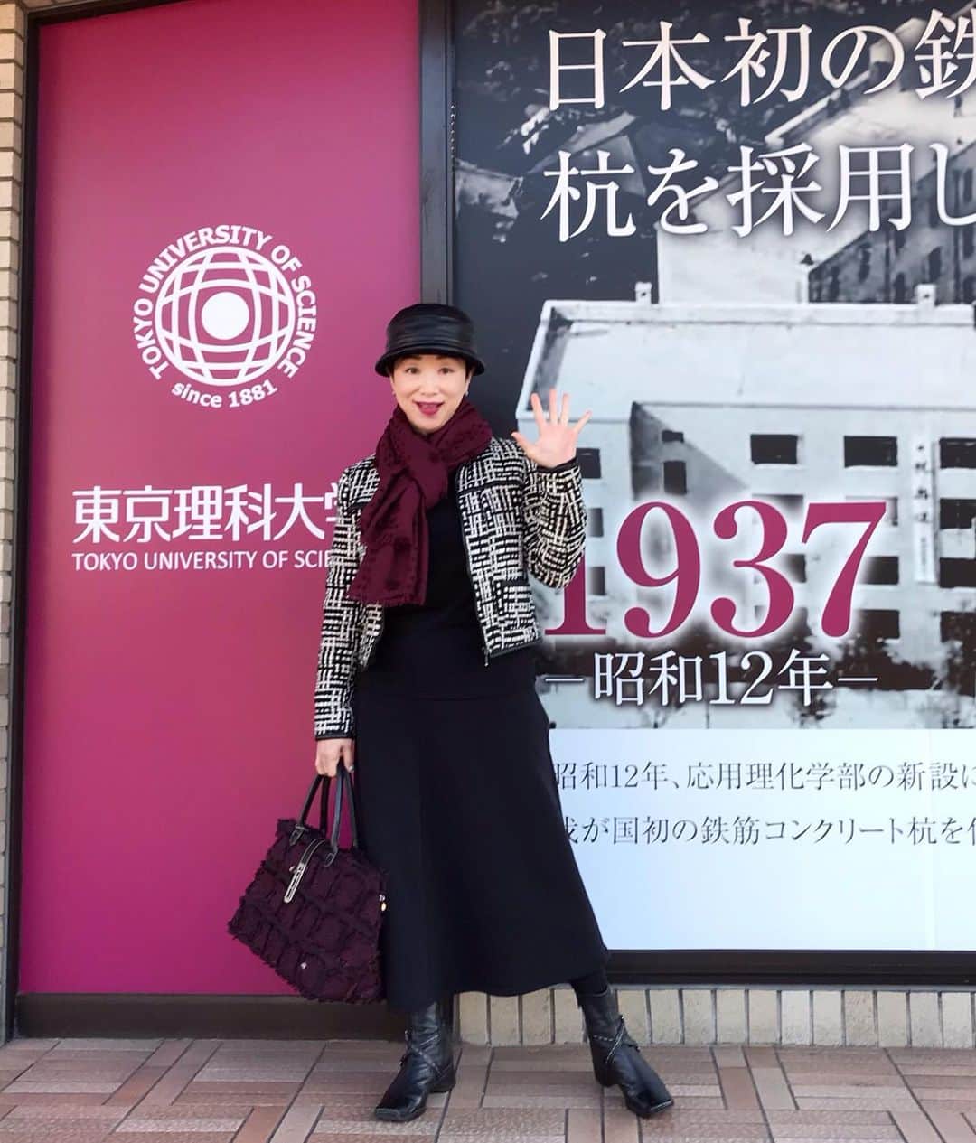 小川知子さんのインスタグラム写真 - (小川知子Instagram)「#オープンキャンパス#東京理科大#死の遺伝子の謎  よく行く東京理科大のオープンキャンパスに。今回は遺伝子、特にアポトーシス細胞（自死細胞）から見る人間の生の講義を受けて来ました。遺伝子から寿命も分かると聞きますが、その意味がよく分かりました。興味深い内容に刺激されて、私の細胞も活性化したような〜😊 帰りに近いので久しぶりに新大久保を探索。 人手の多さにビックリ！ 第三次韓流ブームで若い人も大勢。混雑を避けて好物のBBQチキン🍖をテイクアウト。」2月1日 16時21分 - tomoko_ogawa_