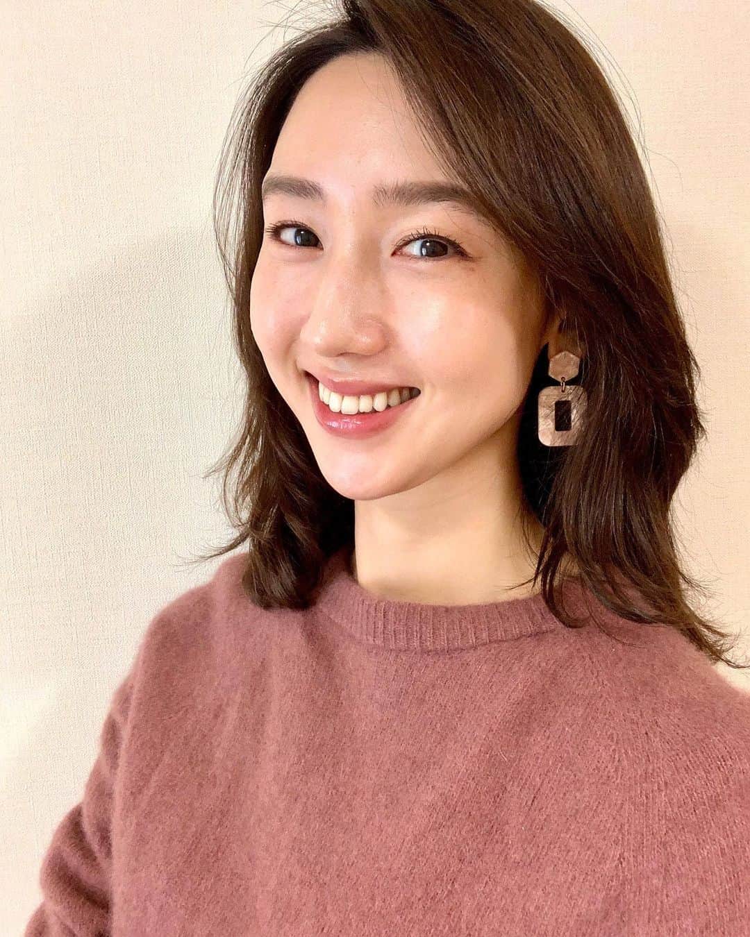 松原汐織のインスタグラム：「♡ 昨日 @maryquant_official new EYE OPENER reception partyへ行ってきました😊 ・ 今日2/1発売のEYE OPENERは全120色という驚きのラインナップ！早速使用して#春メイク にしてみました👀💗 ・ 私がゲットしたのはピンク系🌸(3枚目📸) 今日はアイホール全体にキラキラを、右のピンクを目蓋に、下のブラウンをキワに塗りました。シリコンチップが優秀で、アイシャドウをアイライン代わりに使うのにやり易いです👏🏻 ・ 今日明日とSHARE GREEN MINAMI AOYAMAで限定のカフェも開催されている様で😉 一足早く昨日のパーティーで体験してきたのですが、ポップなMARY QUANTらしい世界観で可愛かったです〜✨(4、5枚目) ・ #maryquant #eyeopener #mqevent #colorfuljukebox  #しおりの美容道 #メイク #コスメ #アイシャドウ」