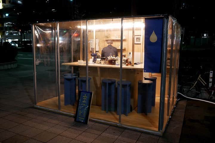 のインスタグラム：「私の本の帯を書いてもらった#リリーフランキー さんと一緒に#コーヒー屋台 へ❗️ ここは2019年10月21日に日本銀行福岡支店前にオープンした屋台で、こだわりのコーヒーはもちろん、#珈琲焼酎 や#珈琲ウイスキー などのお酒もある🙆‍♂️ 店はカフェの雰囲気と屋台が融合したような斬新でおしゃれな造り。 注文が入ってから、コーヒーの豆を挽くので、店内にはいい香りが漂う👌 夜遅くまで営業しているカフェが少ないのでここはいいね。 くわしくは著書「#15年間毎日外食して1万軒を食べ歩いたデビログが見つけた福岡グルメの答え全100店 」に掲載しているので参考にしてください。 リリーさんに掲載許可をもらって、picをpostしました✌️ . メニュー、他pic、内観などは「デビログ」に掲載しています。 サイトを見る場合はブラウザで「デビログ」で検索👉 . #メガネコーヒー&スピリッツ #福岡市中央区天神 4-2-1 日本銀行福岡支店前あたり 20:00～0:00ごろ 定休日：日曜日、水曜日、雨天時 ※休みはInstagramを参照 ９席程度 カード／不可 PayPayは利用可 . ♦️福岡グルメ 福岡ランチの店舗探しならブラウザで「デビログ」で検索👉 ♦️「デビログ」に掲載していないディープな店舗情報はブラウザで「もっとデビログ」で検索👉 . #天神屋台 #福岡屋台 #珈琲屋台 #メガネコーヒーアンドスピリッツ #福岡 #博多 #fukuokapics #fukuoka #fukuokacity #hakata #fukuokarestaurant #fukuokagourmet #IGersJP #ig_japan #福岡飲食店 #福岡グルメ #福岡ランチ #福岡ごはん #福岡ご飯 #食べログ福岡 #福岡飯 #福岡食べ歩き #インスタグルメ」