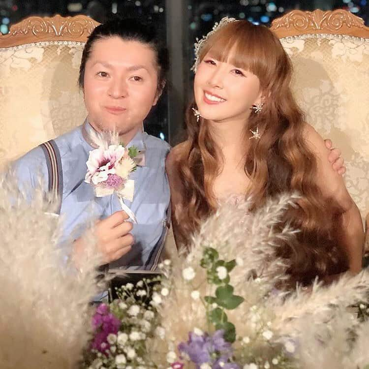 ホテルモントレウェディング【公式】 のインスタグラム：「♥ @montereyweddingをフォローして 『 #モントレ花嫁 』『 #ホテルモントレ』の タグをつけて投稿してくださいね＊*. . 💒👰ホテルモントレ グラスミア大阪 @grasmereosaka.wedding の #卒花嫁 @emiko.demi さまより 素敵なお写真をリグラムさせていただきました！ . パンパスグラスのメインテーブル装花も ドレスに合わせたヘアメイクも とってもお似合いで素敵ですね♡* . ——————————. ◆ブライダルフェア予約はこちらをcheck＊* http://bit.ly/2xJi8pN ◆ホテルモントレ グラスミア大阪の公式HPはこちら* https://www.monterey-wedding.jp/grasmere_osaka/ ——————————. . #ホテルモントレグラスミア大阪  #グラスミア大阪 #大阪 #osaka #モントレ #モントレ花婿 #プレ花嫁 #卒花 #weddingdress #プラコレ #ウエディングニュース #marryxoxo #wedding #dress #結婚式場 #日本中のプレ花嫁さんと繋がりたい #ブライダルフェア #結婚式 #パーティ #披露宴 #2019年春婚 #2019年夏婚 #2019年秋婚 #2019年冬婚 #ホテルウェディング」