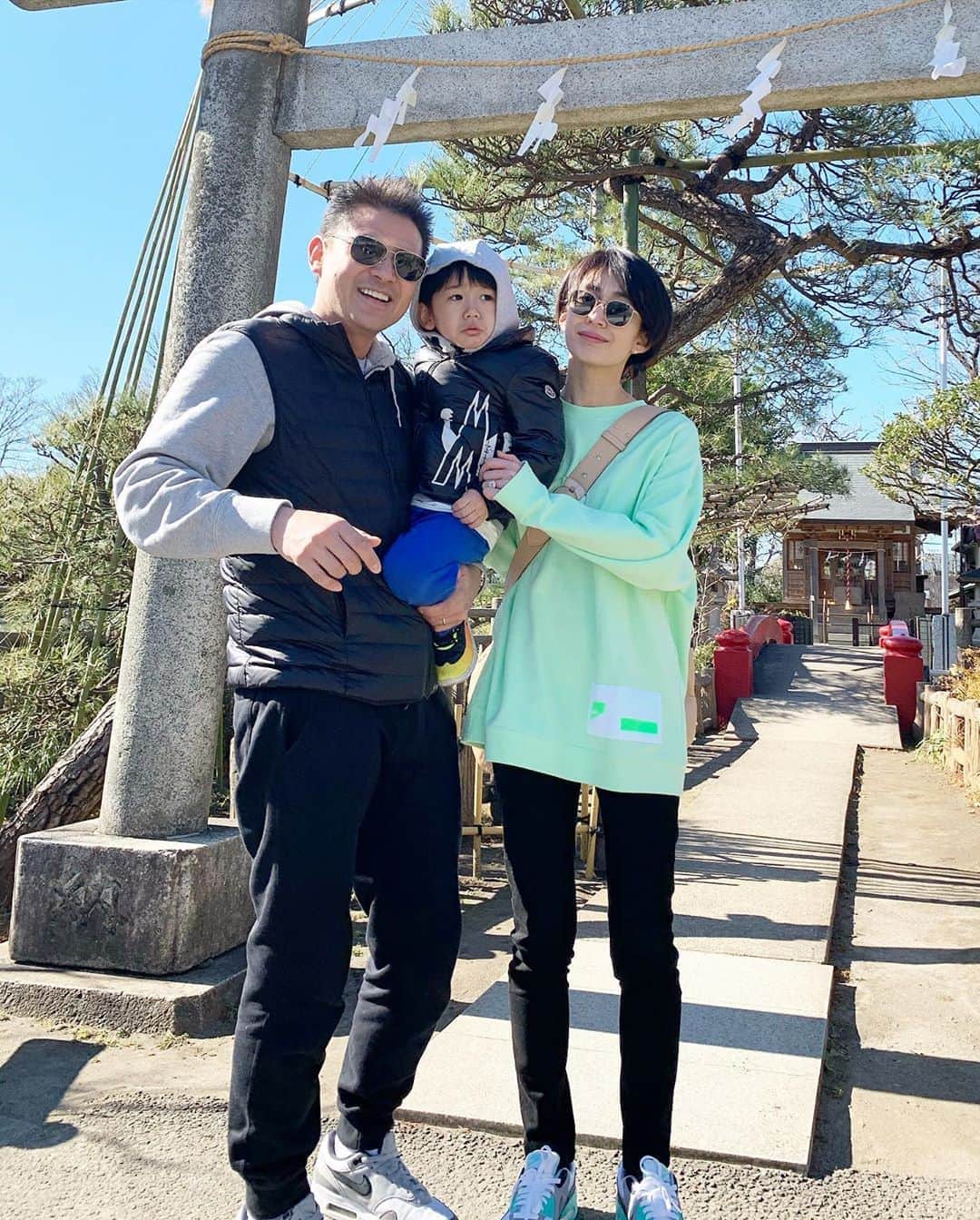 小堀ケネスのインスタグラム：「今日は家族で碑文谷公園に行きました！ディーン君ポニーにも乗れて楽しそうでした！😊 Went to Himonya Park with the family today!  Dean got to ride a pony and was a happy camper!😆 #notdrunk #littledean #mommy #familytime #鬼ママ#ディーン君#家族時間#最高  @mariakamiyama」