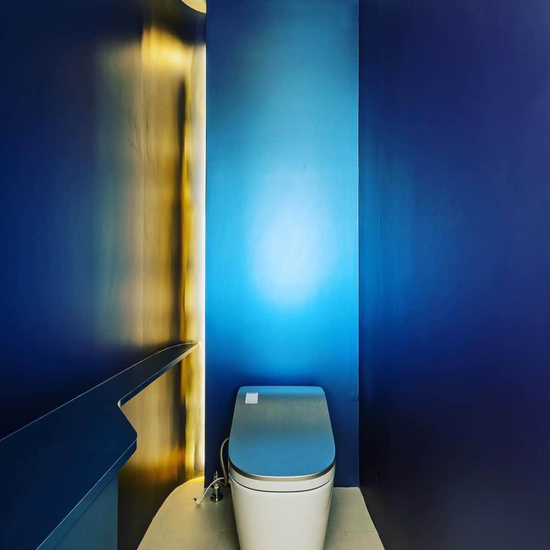 Team Next(神戸都市開発) のインスタグラム：「ご夫婦共にスキューバダイビングがご趣味のお施主様！ 内装と照明の工夫で、トイレの空間をまるで海の中にいるような空間に👌  いいね！フォロー #ありがとう ございます。  #home #japan #architecture #interiordesign  #interior #kobe #暮らし #homestyle #インテリア #神戸 #シンプル #日々 #myroom #マイホーム #ナチュラル #myhome #暮らしを楽しむ #家 #シンプルライフ #丁寧な暮らし #注文住宅 #リビング #フォローお願いします #followme #トイレ」