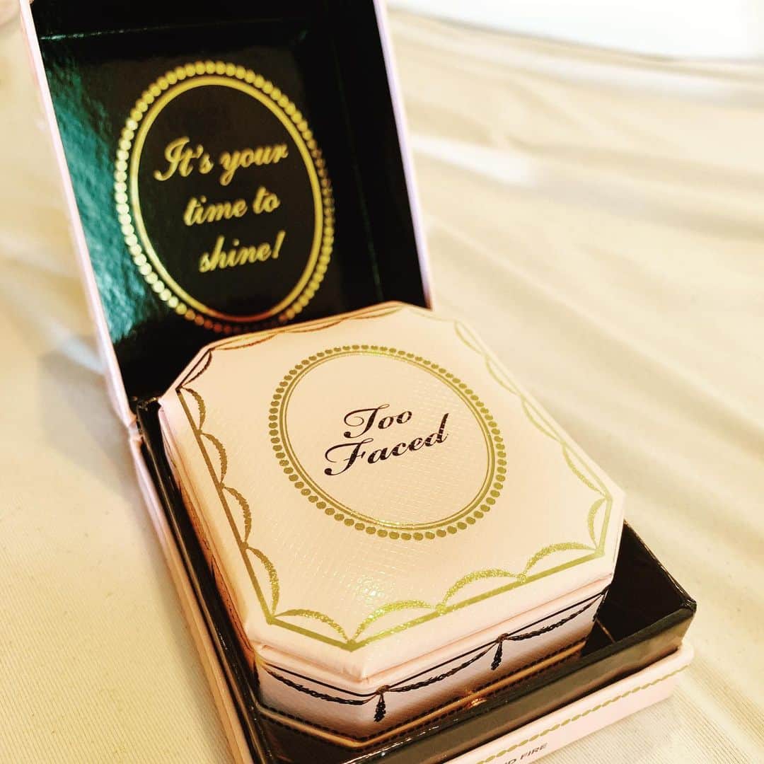 新村あかりのインスタグラム：「too fecedのフェイスパウダー前から欲しくて買っちゃった❤︎ ブラシと口紅も買ったよ〜😊 見た目もかわええ💕  #toofaced #toofacedjapan」
