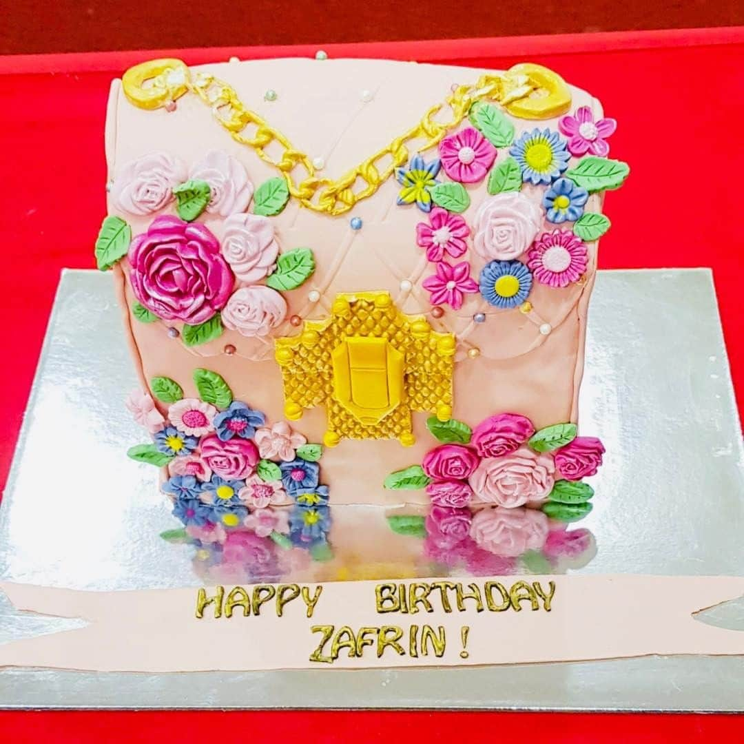 SUPER CAKESのインスタグラム：「Purse Cake in strawberry flavour #purselover #florallover #pinklover #colourfulflowers #goldenchain #goldenyellowlock #differentshadesofpink #strawberrycake #blueflower #pinkroses #fondantlover」