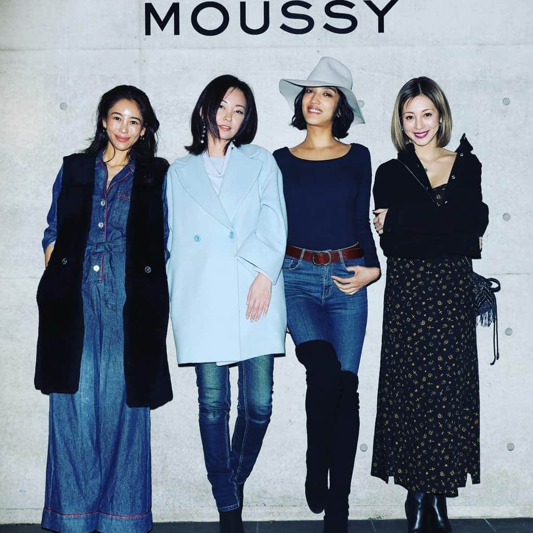 真山景子のインスタグラム：「MOUSSY20周年おめでとうございます✨  会場ではお久しぶりのみんなに会えて嬉しかった♥️ MOUSSYのデニム良いんだよね✨相変わらずファン♥️ #moussy #20」