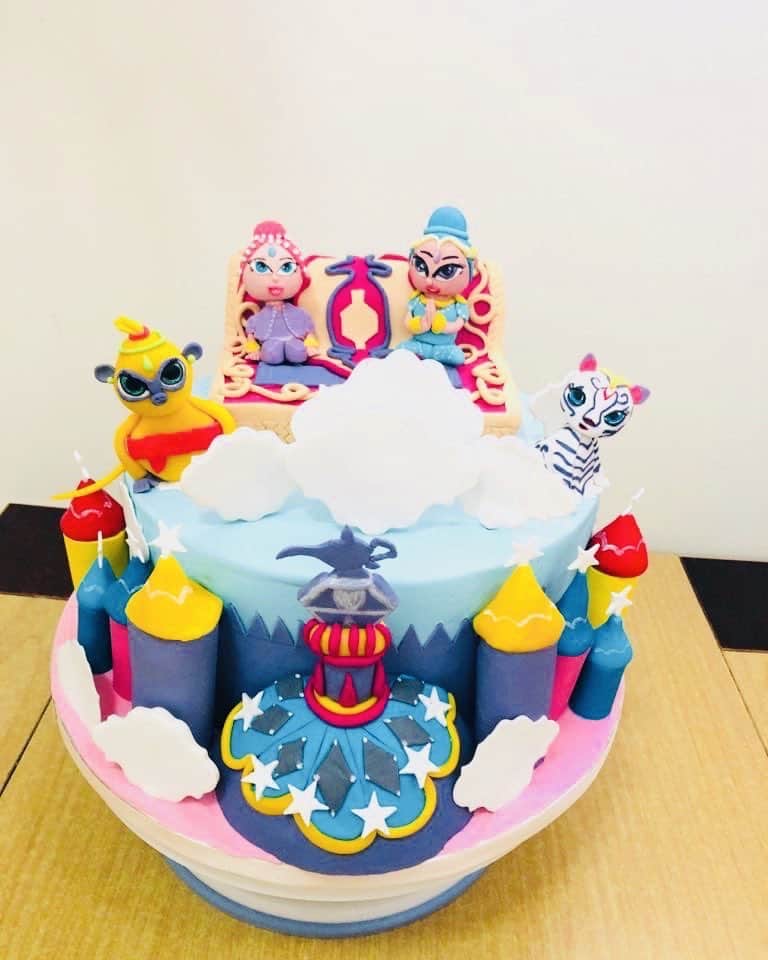 のインスタグラム：「Shimmer&Shine themed cake #shimmerandShine #magical #monkeycat #fraternaltwin #Castle #ediblelove #homebaker #chocolatecake #fondantlover」