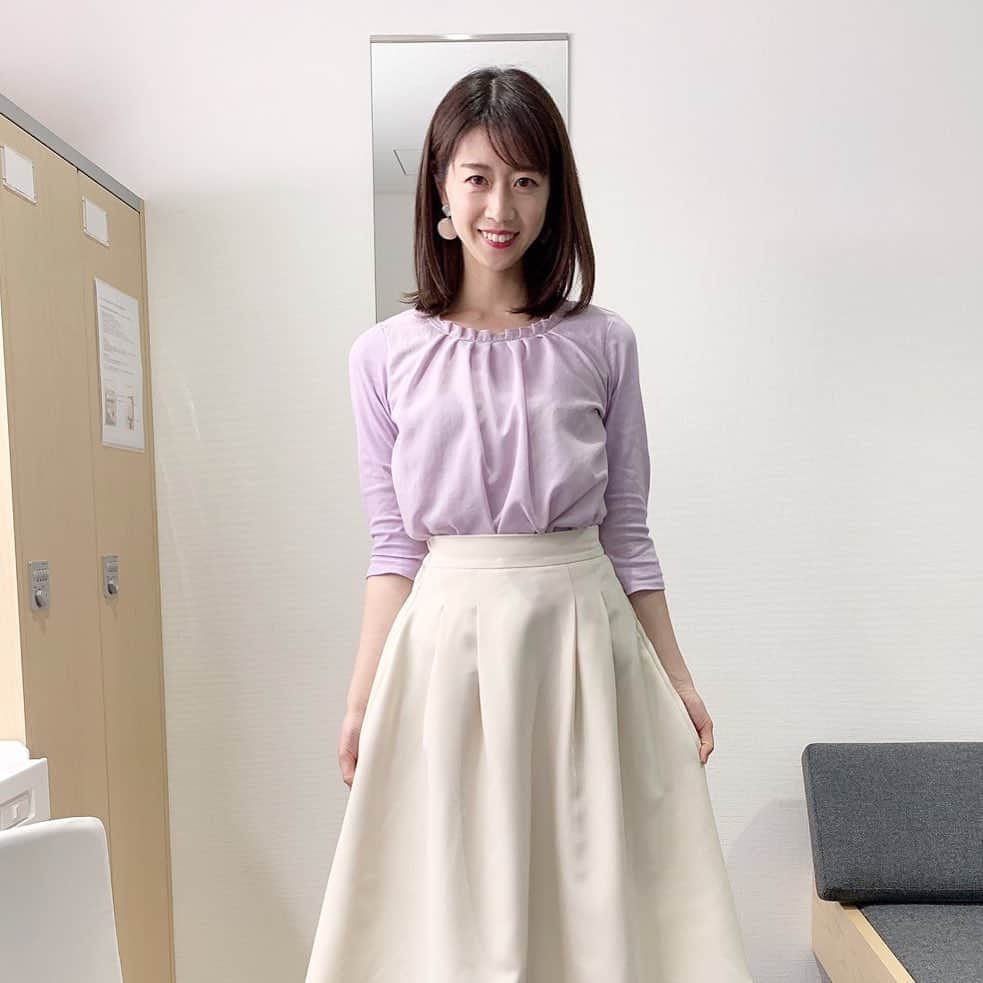 虎谷温子さんのインスタグラム写真 虎谷温子instagram 前々回の投稿になりますが 似合う とご提案いただいたのが１枚目 全身ユニクロコーデです 色 柄 形 全部苦手な要素でできている 私服が２枚目です やっぱり自分で自分を客観視するのって 難しいの