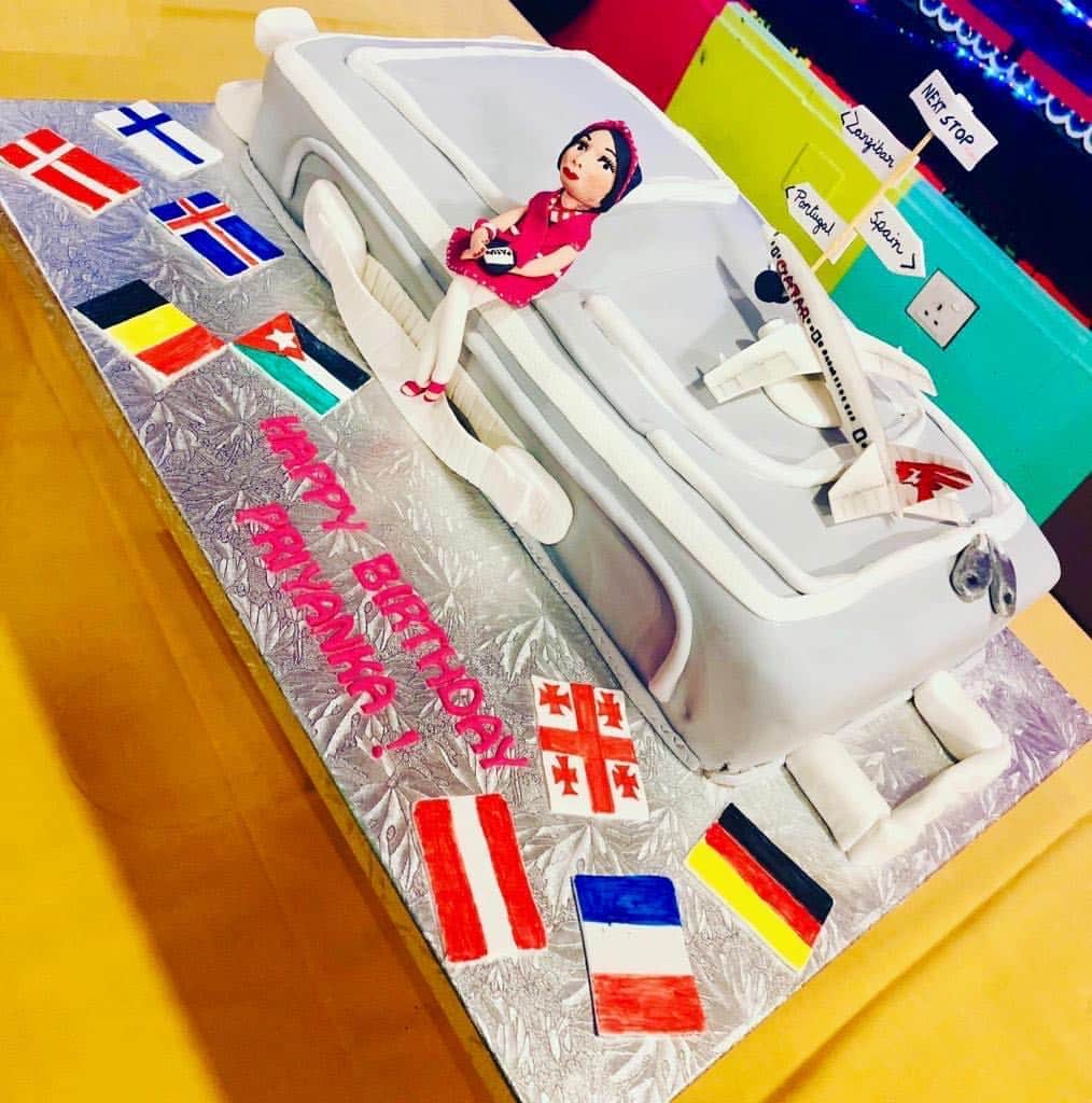 SUPER CAKESのインスタグラム：「Travel as much as U can...As far as u can...As long as U can... #Redvelvetcake  #Travellover #adventurecake #caketrends #travellercake #creamcheesefrosting #fondantlover #cakelove #suitcasecake #airplanecakes #cakephotography #travellingcake」