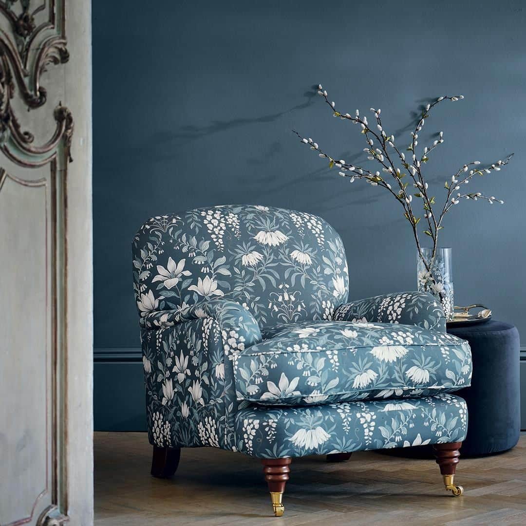 ローラアシュレイのインスタグラム：「It's #February! With our new catalogue on the way, get ready for a month of new prints and new designs. Here is a sneak peek of our stunning Parterre print. What do you think?」