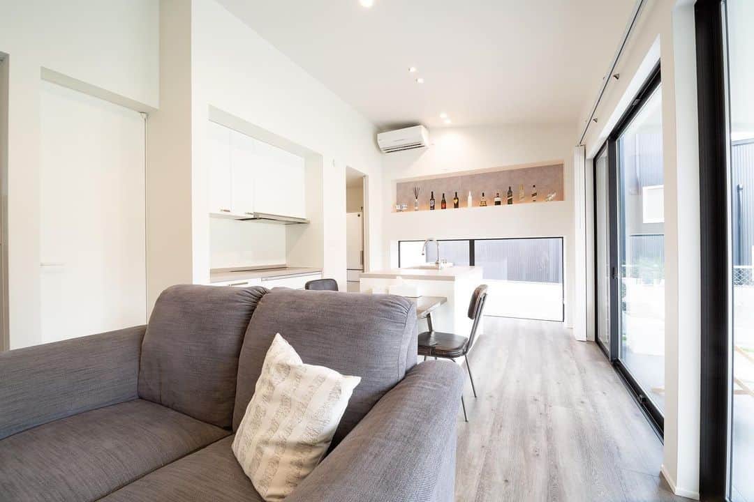 homelife 夢を叶える暮らし方のインスタグラム：「【リラックス空間】 . . 漆喰の壁と無垢の床でリラックス空間の完成！ アイアンのベットフレームがクラシカルな雰囲気に . . こちらのお家はアーキホームライフのお施主様邸の施工写真です。 その他の施工写真は、 @homelife_gallery のURLからご覧いただけます。 . 家づくりの資料請求はコチラから @homelife_shiryou . . #シンプルモダン #ホワイトインテリア #モノトーンインテリア #シンプルインテリア #シンプルライフ #シンプルホーム #ナチュラルモダン #リビングダイニング #リビング #リビングルーム #ナチュラルインテリア #ナチュラル #グレーインテリア #グレーインインテリア # ミニマムライフ#暮らしを楽しむ #注文住宅 #自由設計 #デザイン住宅 #symplemodern #naturalmodern #house #monotone #home #homelife_京都 #homelife_大阪 #homelife_兵庫 #ホームライフ #ホームライフ100 #アーキホームライフ」