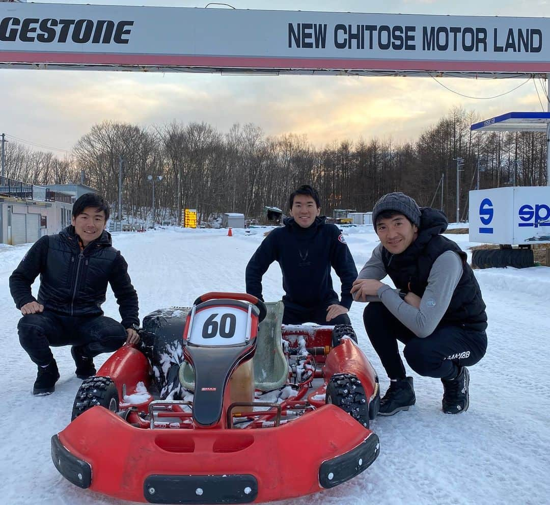 武藤英紀のインスタグラム：「昨日に引き続き雪上トレーニング。  #雪上トレーニング #kart  #滑る #暗くなっても走る #神風 #そよ風 #右京 #大津 #2時半起き」